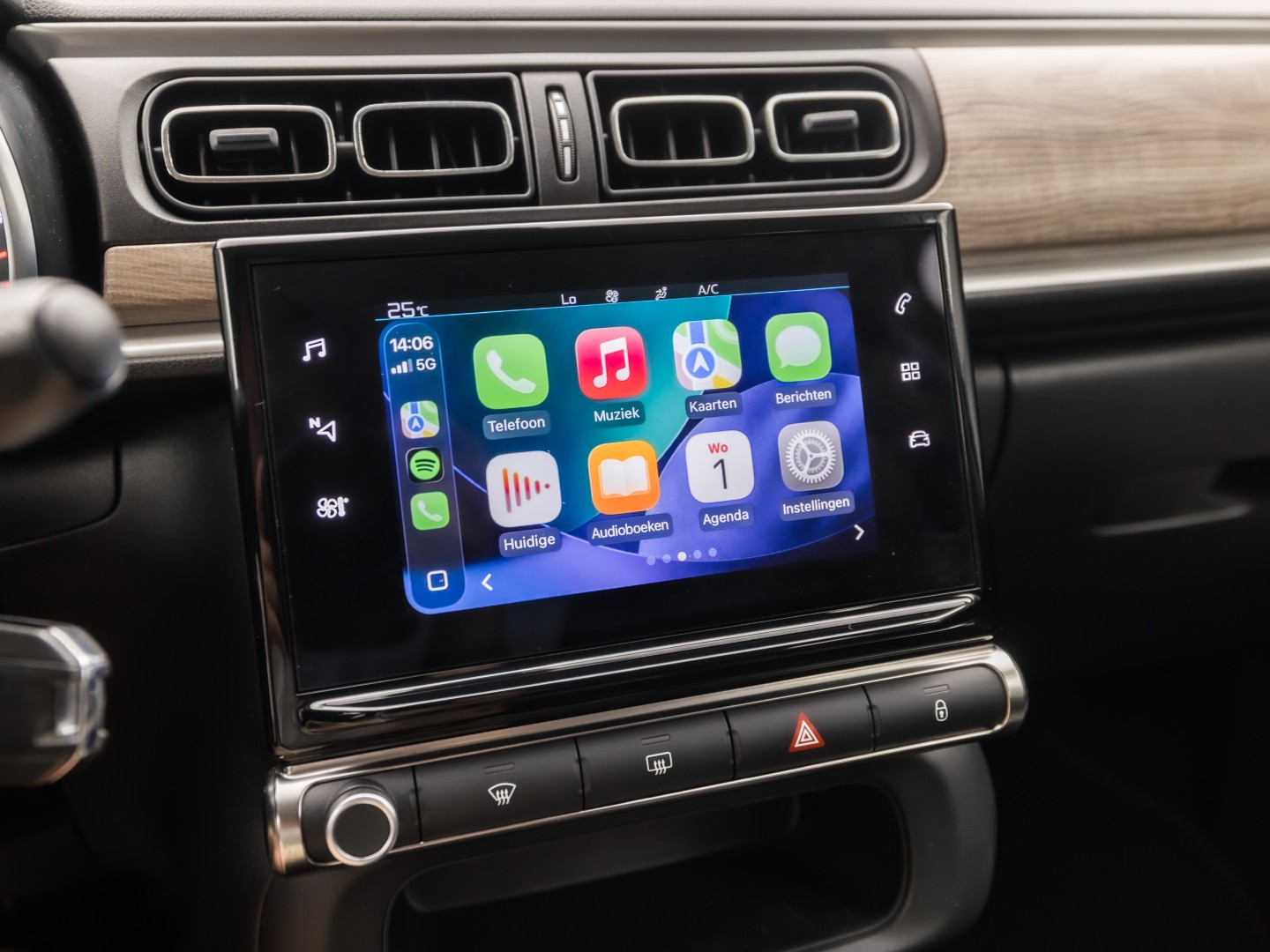 Citroën C3 1.2 PureTech Shine Sport Automaat (APPLE CARPLAY, GROOT NAVI, CAMERA, LEDER, STOELVERWARMING, SPORTSTOELEN, GETINT GLAS, CRUISE, NIEUWSTAAT)