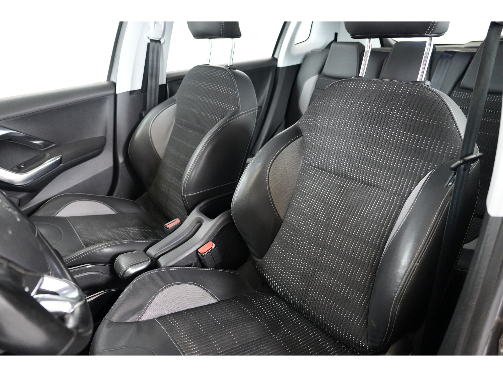 Peugeot 2008 1.2 PureTech Allure | Trekhaak | Cruise | Navi | Climate |