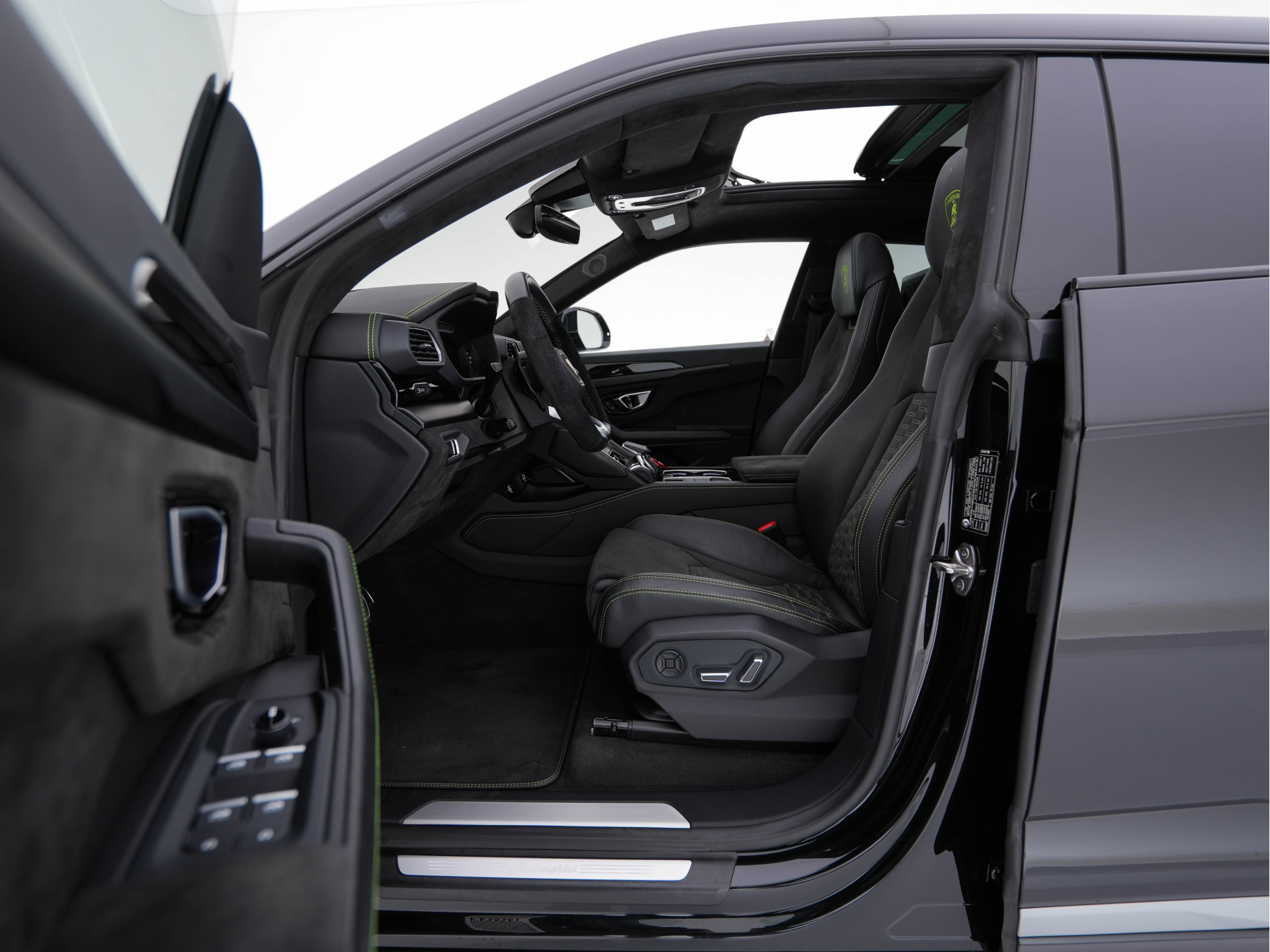 Lamborghini Urus 4.0 V8 Pearl Capsule (INCL-BTW) *CERAMIC-BRAKES | PANO | HEAD-UP | SOFT-CLOSE | LEATHER-ALCANTARA | FULL-LED | NIGHT-VISION | BANG&OLUFSEN | MEMORY-PACK | HEATED-SPORTSEATS | TOP-VIEW | ADAPTIVE-CRUISE | ...