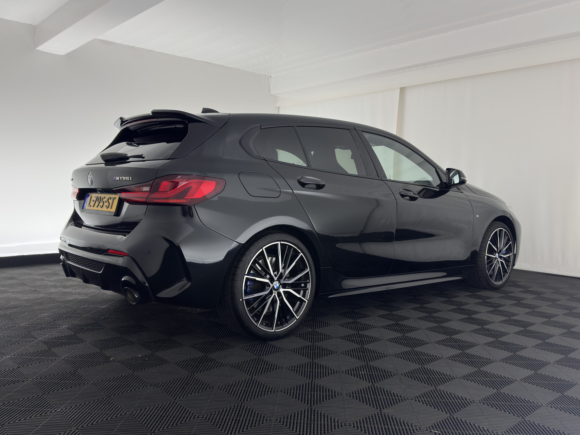 BMW 1-serie M135i xDrive M-Sportpack High Executive Aut. *ALCANTARA-MICROFIBRE | FULL-LED | HEATED-SPORTSEATS | SHIFT-PADDLES | DIGI-COCKPIT | HEAD-UP | NAVI-FULLMAP | DAB+ | PRIVACY-GLASS | AMBIENT-LIGHT | CARBON-INLAY | CARPLAY | 19''ALU*