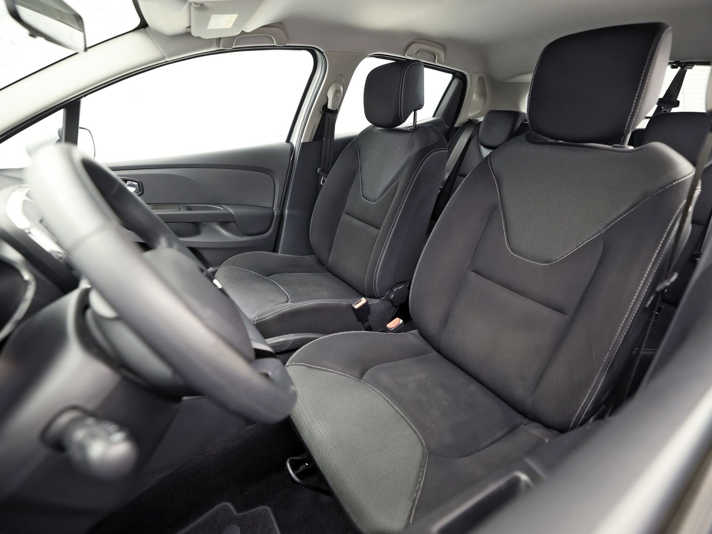 Renault Clio 0.9 TCe Sport (NAVIGATIE, CRUISE, TREKHAAK, SPORTSTOELEN, BLUETOOTH, NIEUWE APK, NIEUWSTAAT)