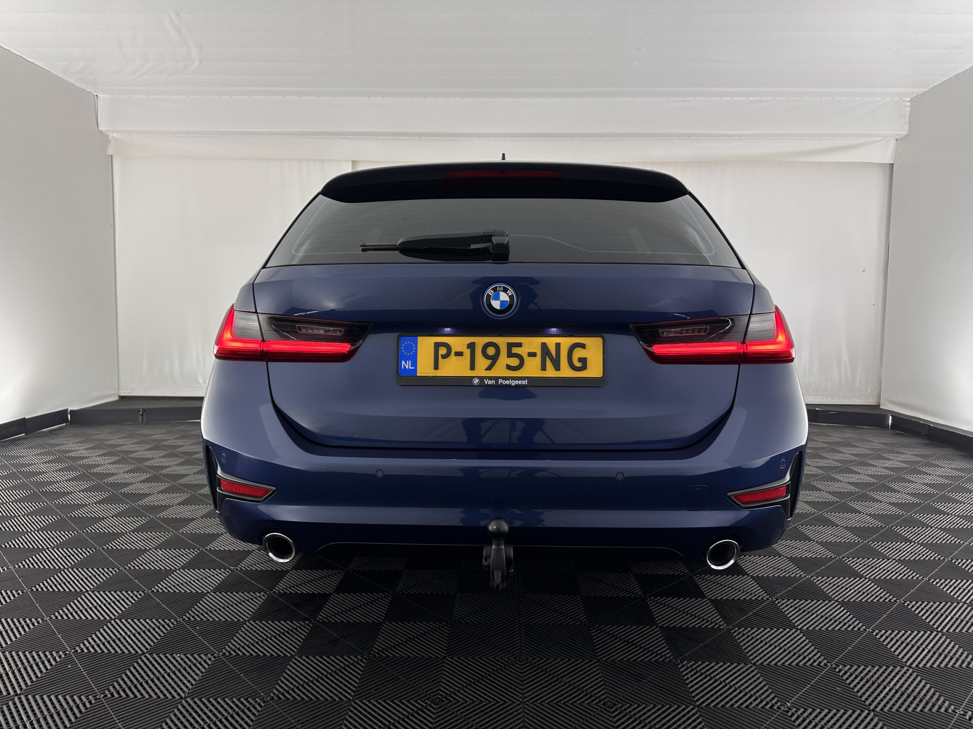 BMW 3-serie Touring 320e Business Edition Plus [Plug-In] (INCL-BTW) Aut. *LEATHER | FULL-LED | HEATED-SPORTSEATS | DIGI-COCKPIT | HIFI-SOUND | NAVI-FULLMAP | PRIVACYGLASS | PDC | AMBIENTLIGHT | DAB | KEYLESS | TOWBAR | 17"ALU* *