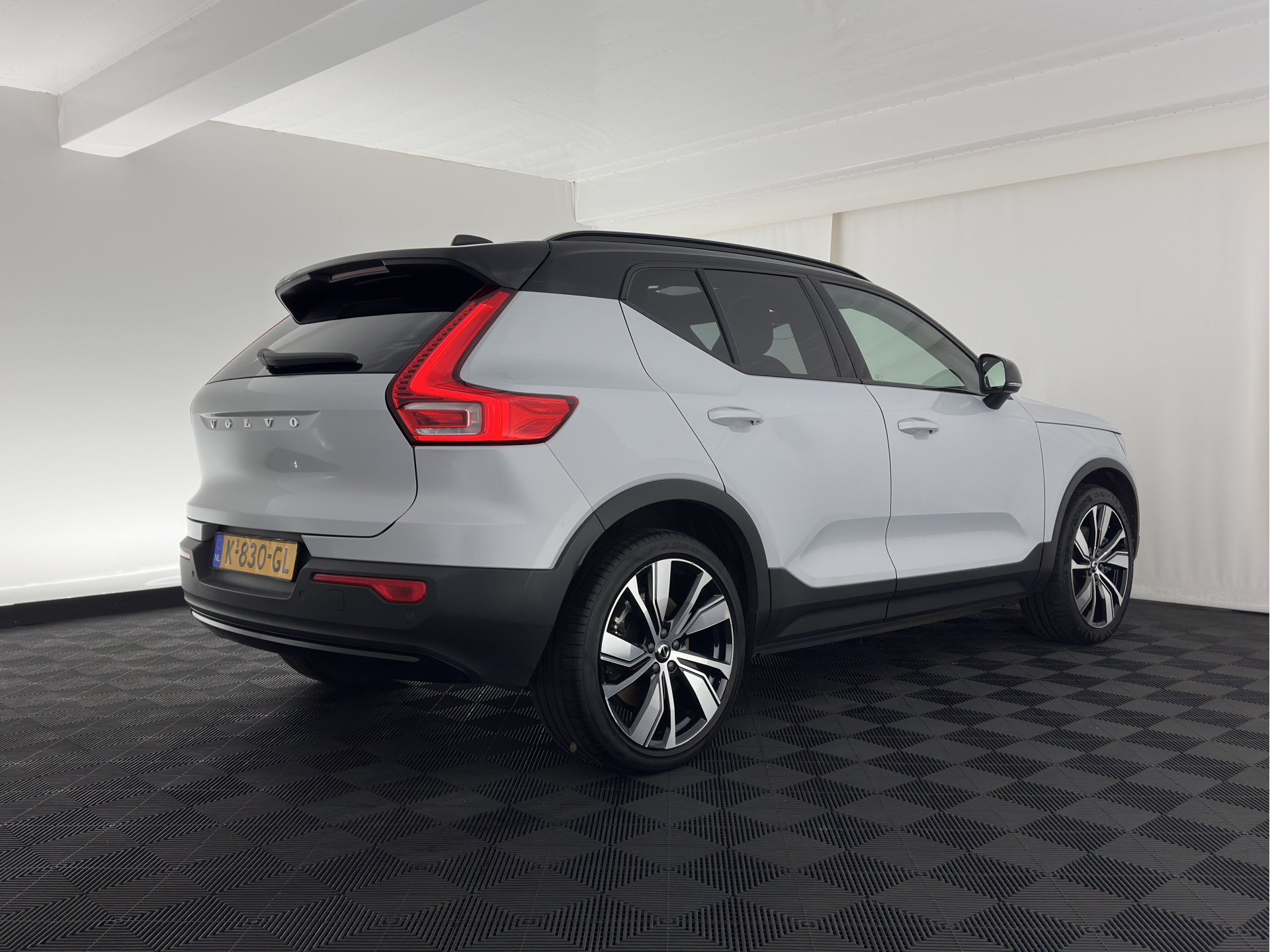 Volvo XC40 Recharge P8 AWD R-Design [ 3-Fase ] {SOH-89%} (INCL-BTW) *PANO | LEATHER-MICROFIBRE | DIGI-COCKPIT | FULL-LED | NAVI-FULLMAP | ECC | CARPLAY | PDC | KEYLESS | HEATED-SPORTSEATS | BLIS | PRIVACY-GLASS | 20"ALU*