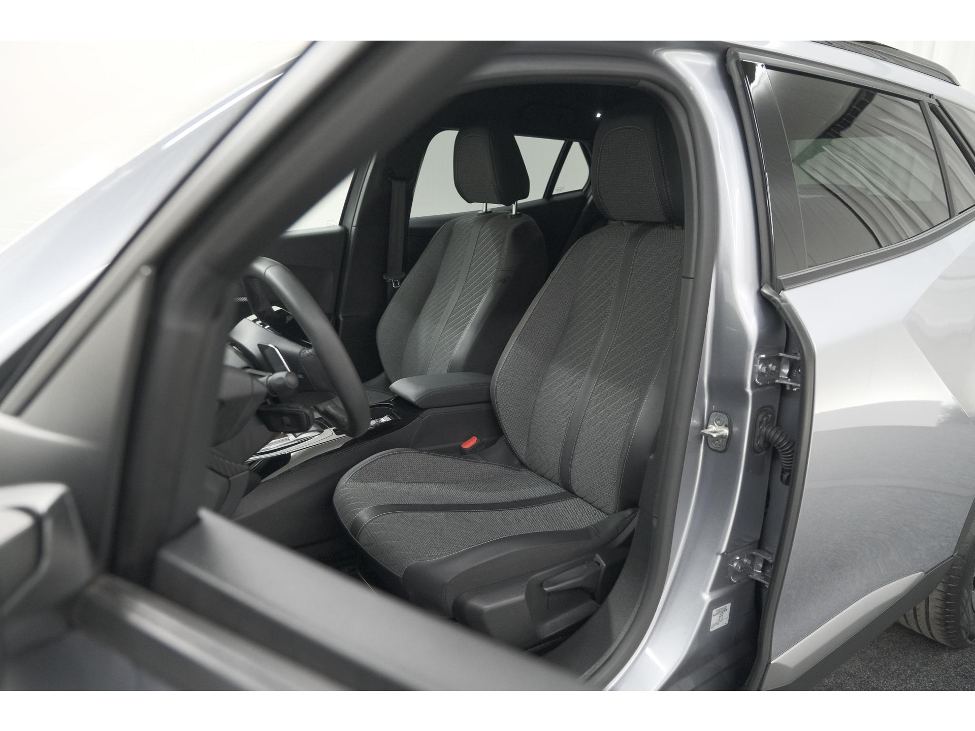 Peugeot 2008 Hybrid 136 e-DCS6 Allure | 360 Camera | Adaptieve Cruise Control | Dodehoekdetectie | Navigatie