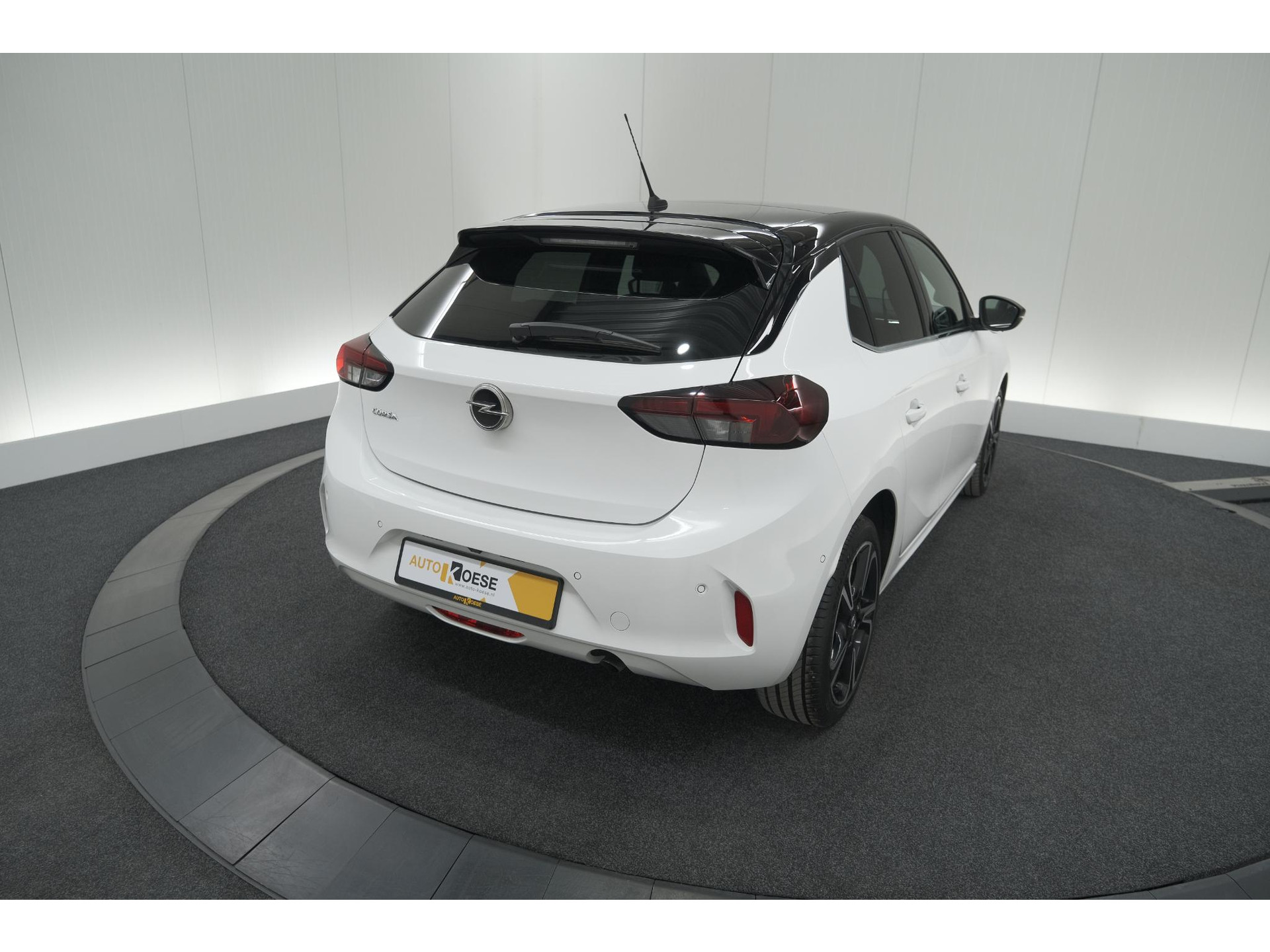 Opel Corsa 1.2 Turbo 100 Ultimate | Panoramadak | Camera | Dodehoekdetectie | Apple Carplay