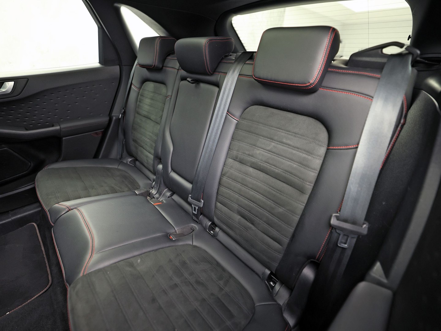 Ford Kuga 2.5 PHEV ST Line 225Pk Automaat (PANORAMADAK, SOH 87,7%, APPLE CARPLAY, LEDER/ALCANTARA, STUUR/STOELVERWARMING, CAMERA, SPORTSTOELEN, HEAD-UP DISPLAY, ADAPTIVE CRUISE, GETINT GLAS, NIEUWE APK, NIEUWSTAAT)