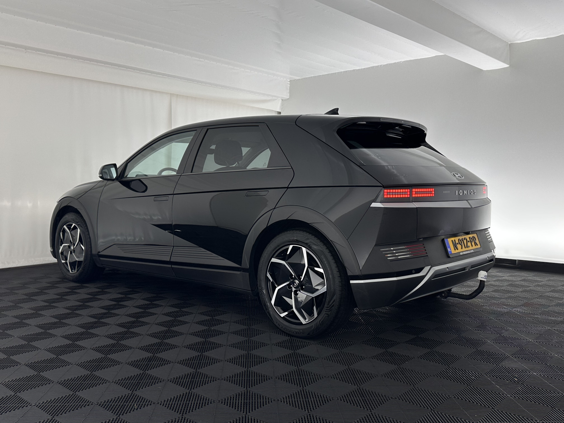 Hyundai IONIQ 5 Connect+ 73kWh (3-Fase-11kW) {SOH-98%} INCL-BTW) Aut *HEATPUMP | LEATHER-FABRIC | BOSE-AUDIO | FULL-LED | DIGI-COCKPIT | AMBIENTLIGHT | DAB | SHIFTPADDLES | HEAD-UP | NAVI-FULLMAP | KEYLESS | CAMERA | HEATED-COMFORTSEATS | TOWBAR*