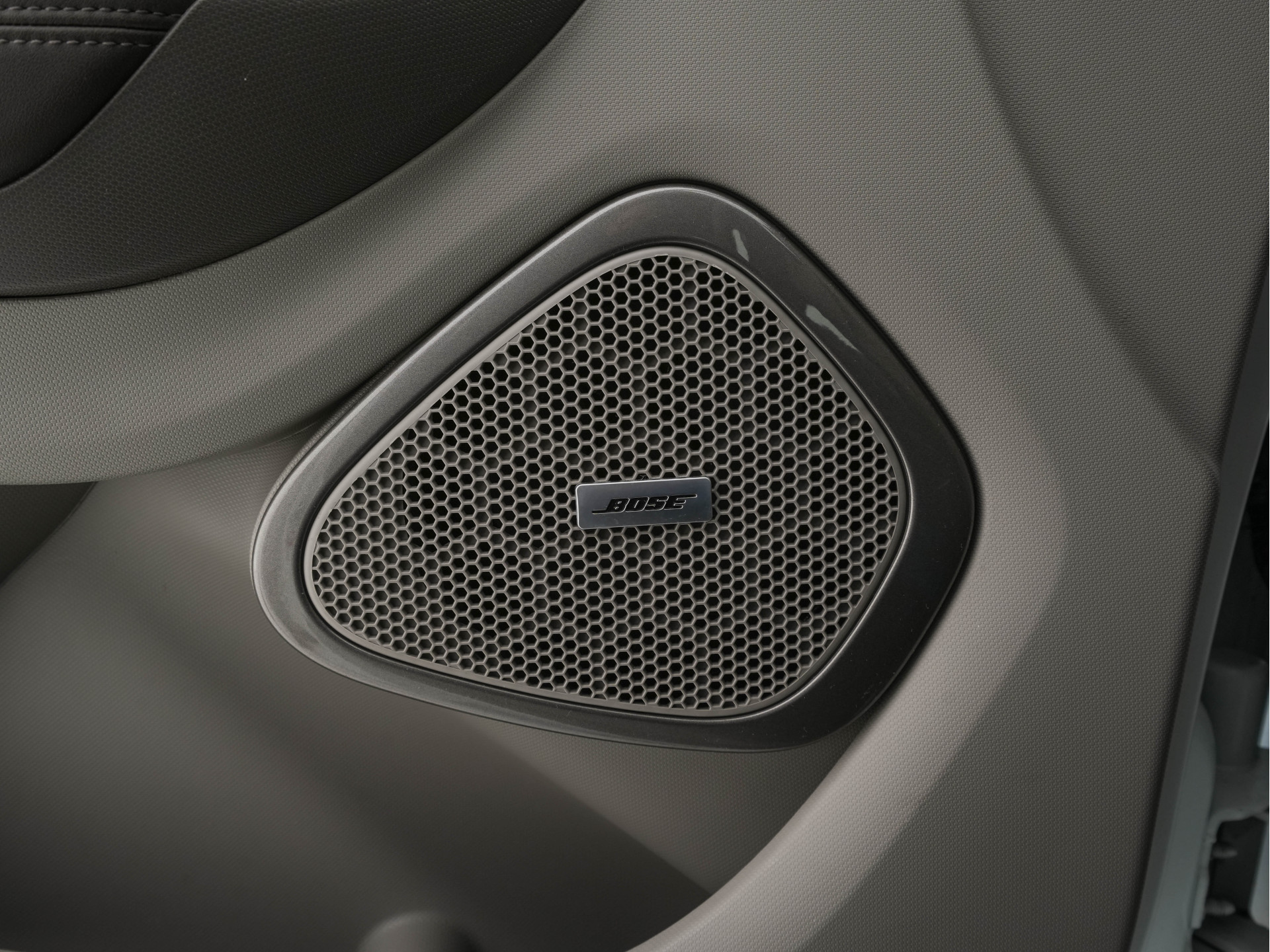 Renault ZOE R110 Bose 41 kWh (inclusive-Battery) (3-Fase-22kW){SOH-85%} Aut.*LEATHER | BOSE-AUDIO | KEYLESS | CRUISE |  NAVI-FULLMAP | CAMERA | DIGI-COCKPIT | HEATED-COMFORTSEATS | ECC | PDC | FULL-LED | PRIVACYGLASS | 17"ALU*