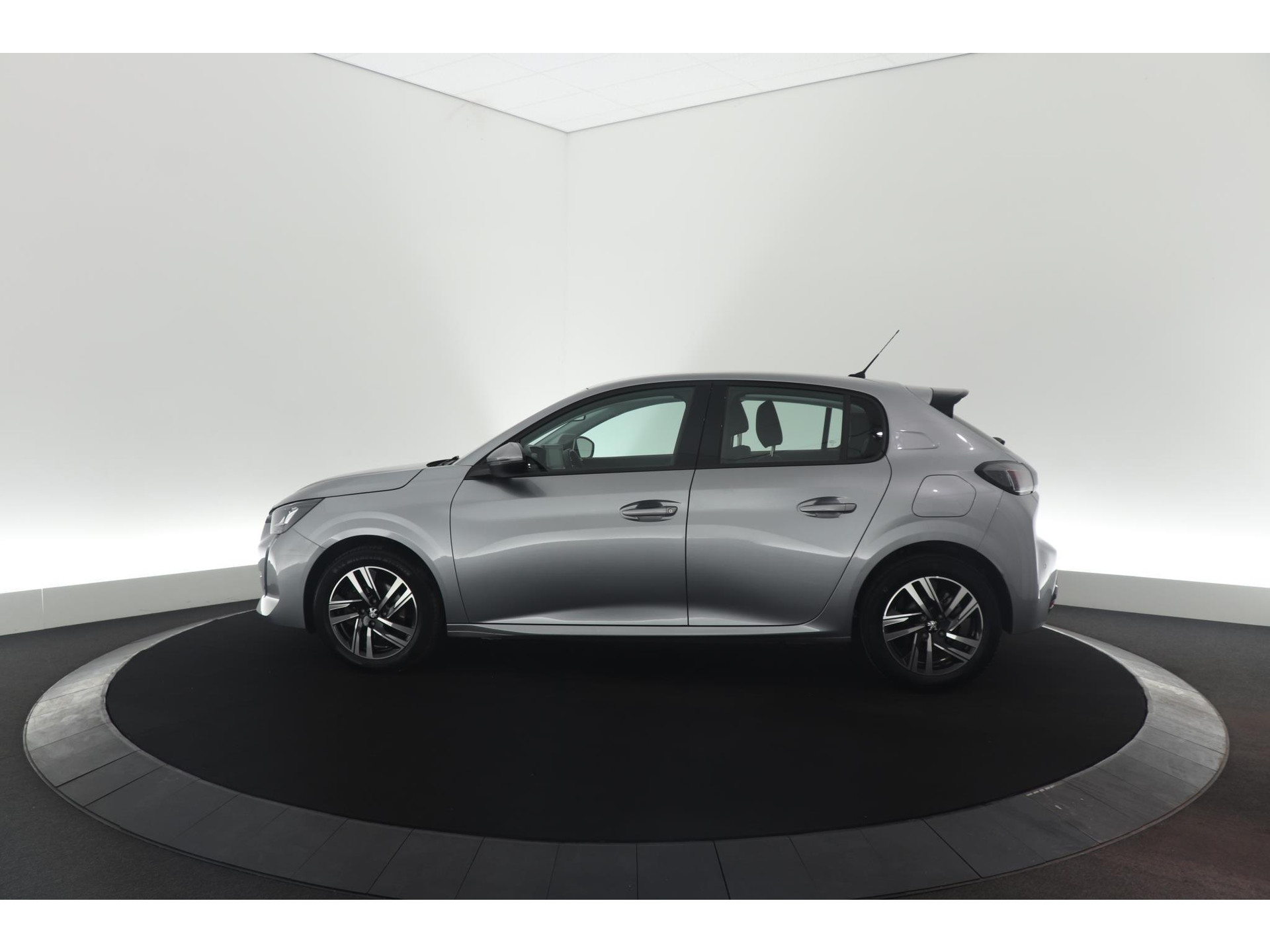 Peugeot 208 PureTech 100 EAT8 Allure | Parkeersensoren | Stoelverwarming | Apple Carplay | Climate Control
