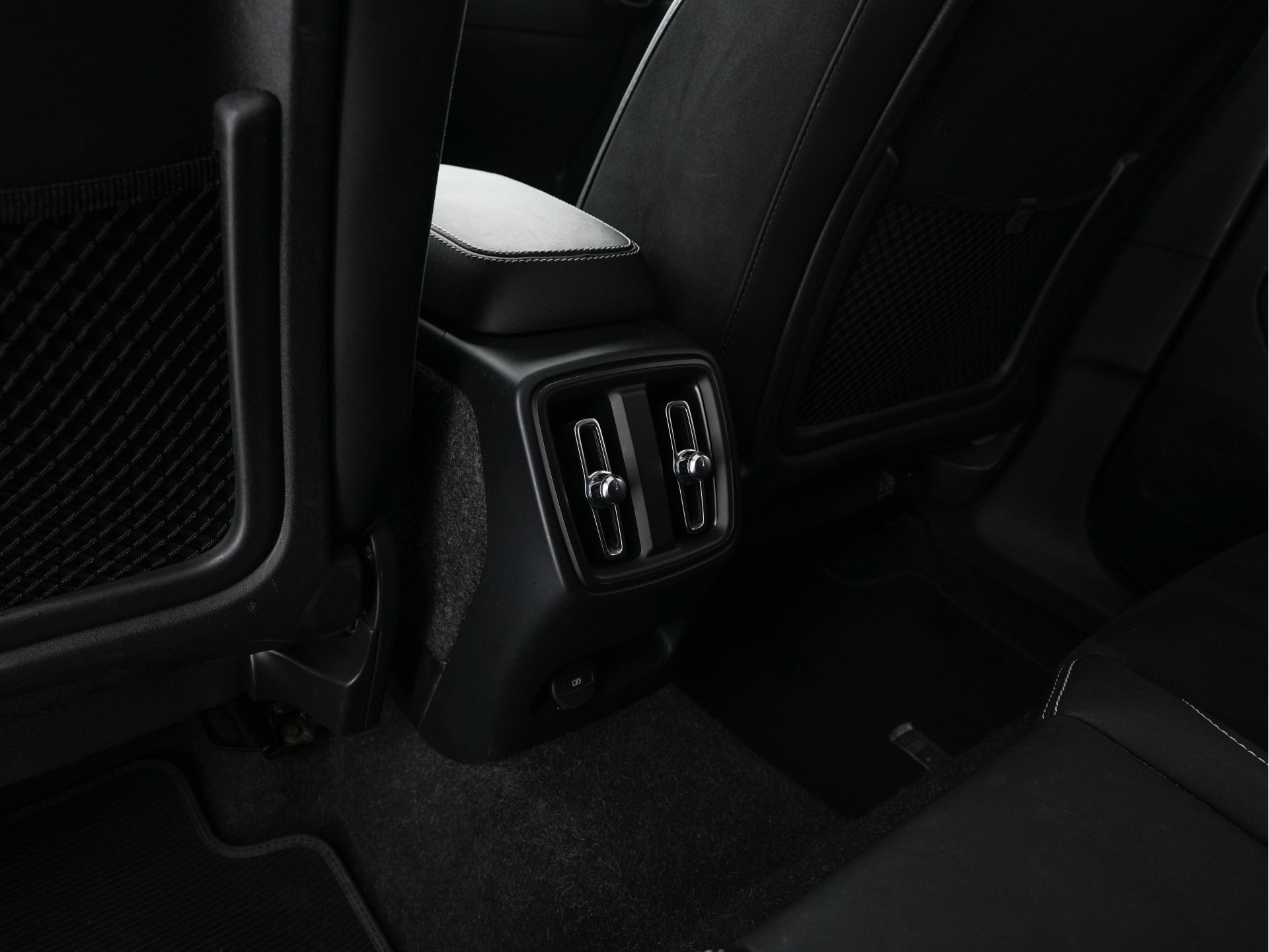 Volvo C40 Recharge Twin Intro Edition 78 kWh AWD [ 3-Fase ] {SOH-87%} (INCL-BTW) Aut. *HEATPUMP | PANO | LEATHER-ALCANTARA | DIGI-COCKPIT | FULL-LED | HARMAN/KARDON | TOPVIEW | NAVI-FULLMAP | ECC | PDC | KEYLESS | HEATED-SPORTSEATS | TOWBAR | PRIVACY-GLAS