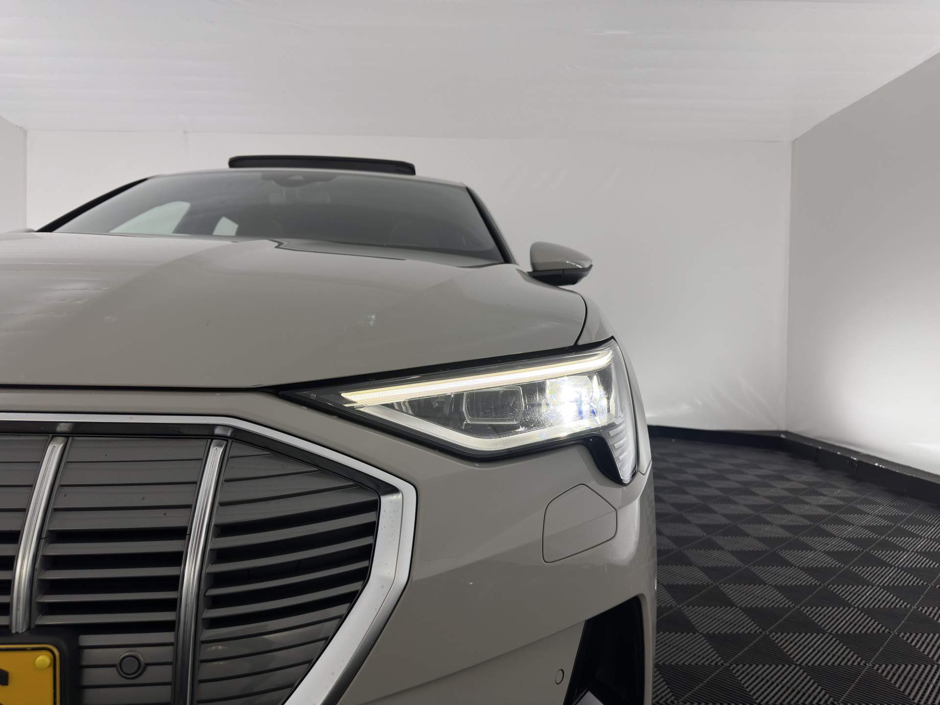 Audi e-tron 55 quattro advanced 95 kWh [ 3-Fase ] (INCL-BTW) *PANO | LUXURY-LEATHER | ADAPTIVE-CRUISE | FULL-LED | DIGI-COCKPIT | KEYLESS | MEMORY-PACK | AIR-SUSPENSION | CAMERA | AMBIENT-LIGHT |  NAVI-FULLMAP | SHIFT-PADDLES | DAB+ | COMFOR