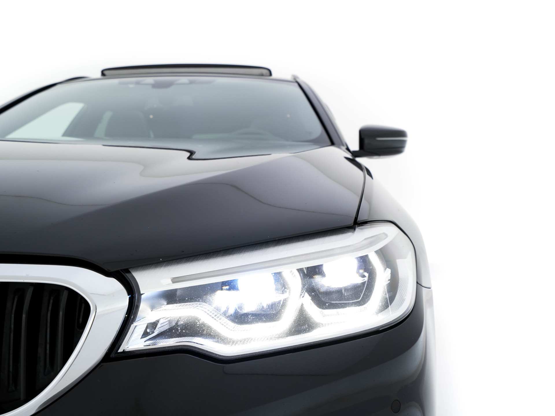 BMW 5-serie Touring 530d Sportline High Executive Aut. *PANO | LEATHER | FULL-LED | MEMORY-PACK | TOP-VIEW | HEATED-COMFORTSEATS | NAVI-FULLMAP | PRIVACY-GLASS | AMBIENT-LIGHT | ECC | CARPLAY | PDC | TOWBAR | SHIFT-PADDLES | 20"ALU*