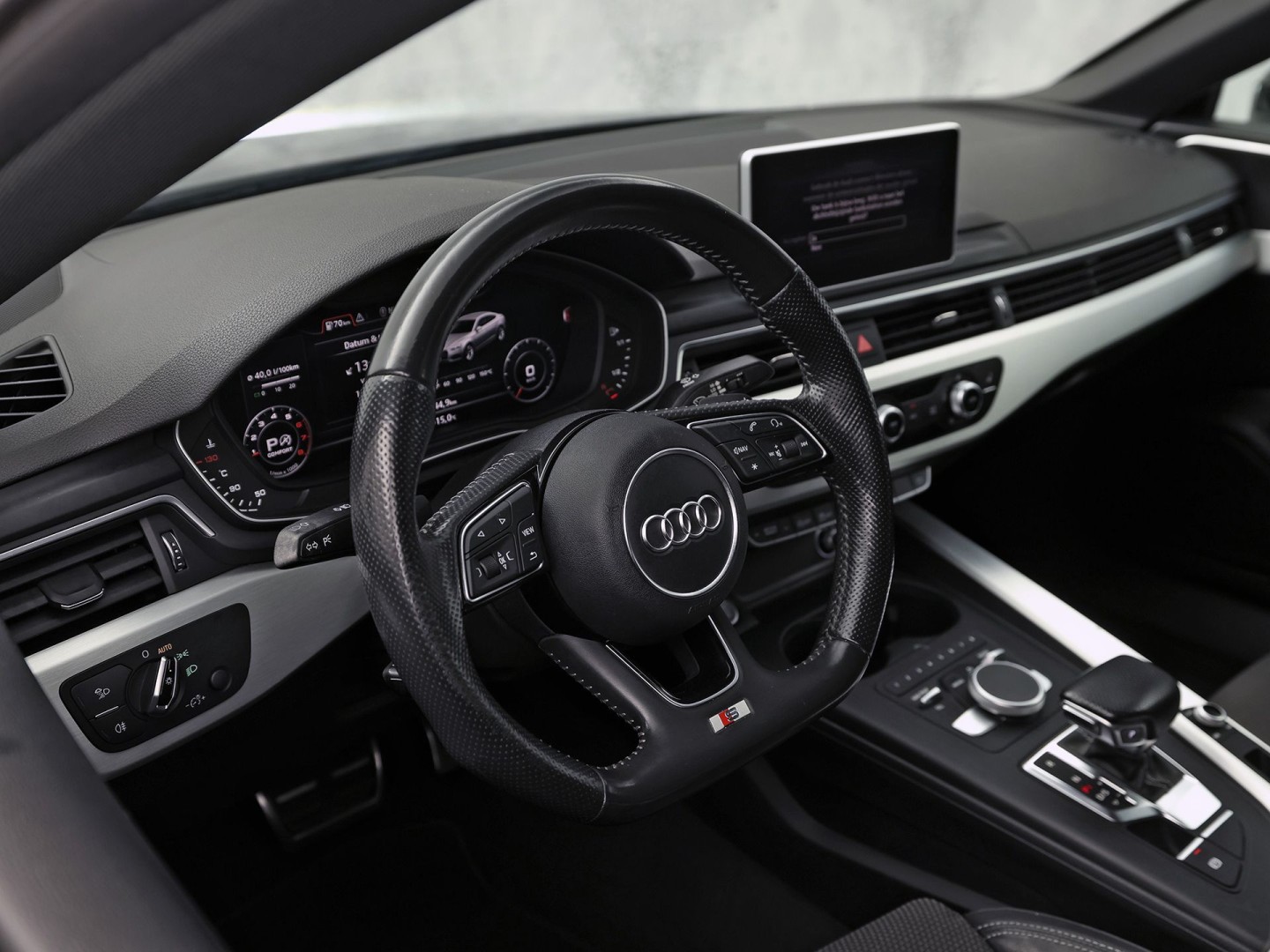 Audi A5 Sportback 2.0 TFSI S-Line Sport 190Pk Automaat (2X S-LINE, VIRTUAL COCKPIT, GROOT NAVI, PLAT SPORTSTUUR, LEDER, STOELVERWARMING, SPORTSTOELEN, GETINT GLAS, PARKEERSENSOREN, NIEUWSTAAT)
