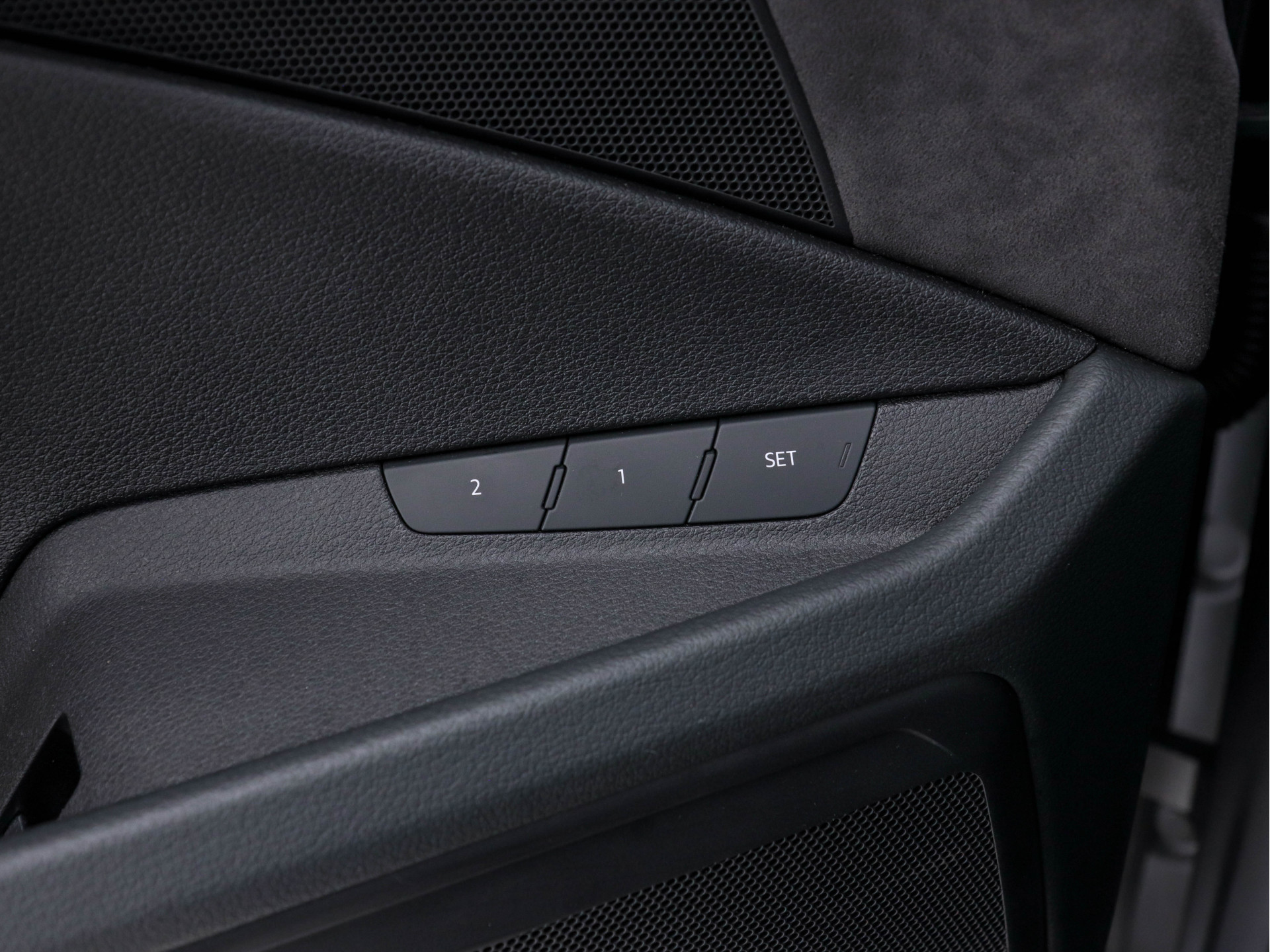 Audi e-tron 55 Quattro S-line 95 kWh [ 3-Fase ] (INCL-BTW) *PANO | FULL-LED | NAVI-FULLMAP | KEYLESS | LEATHER-ALCANTARA | AIR-SUSPENSION | CRUISE | DIGI-COCKPIT | MEMORY-PACK | SHIFT-PADDLES | HEATED-SPORTSEATS | 20"ALU*