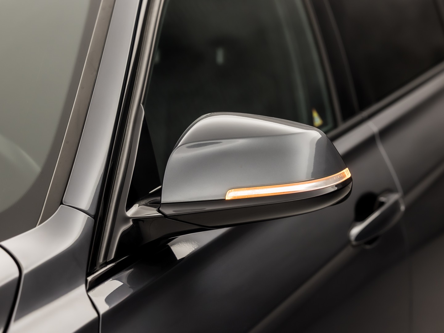 BMW 3 Serie 320i M Sport High Executive 184Pk Automaat (GROOT NAVI, DEALER ONDERHOUDEN, CLIMATE, LEDER, STOELVERWARMING, SPORTSTOELEN, PARKEERSENSOREN, GETINT GLAS, NIEUWSTAAT)