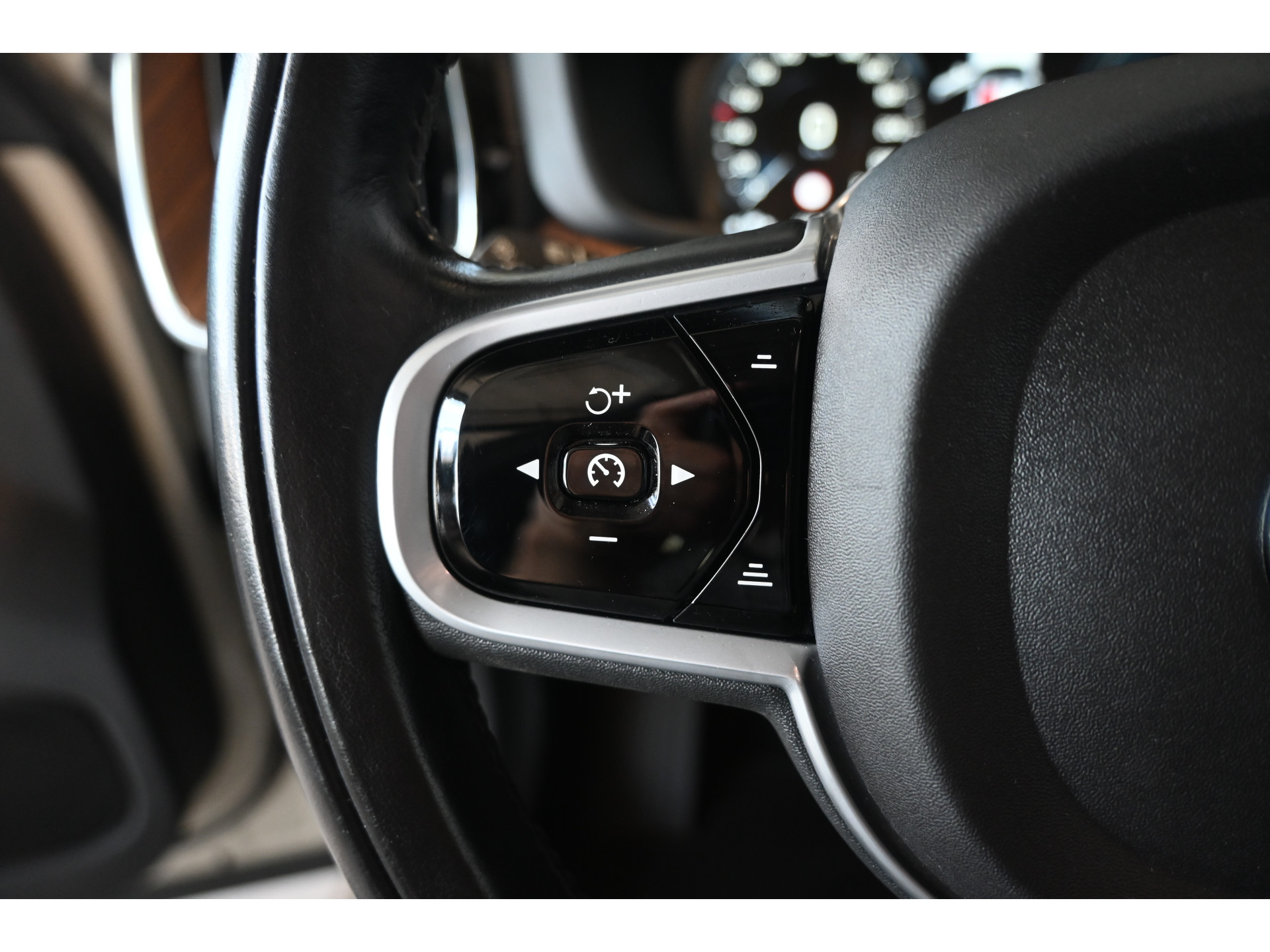 Volvo XC60 2.0 T8 Twin Engine AWD Inscription Harman/Kardon Navigatie Panoramadak Carplay Goed Onderhouden! Inruil Mogelijk!