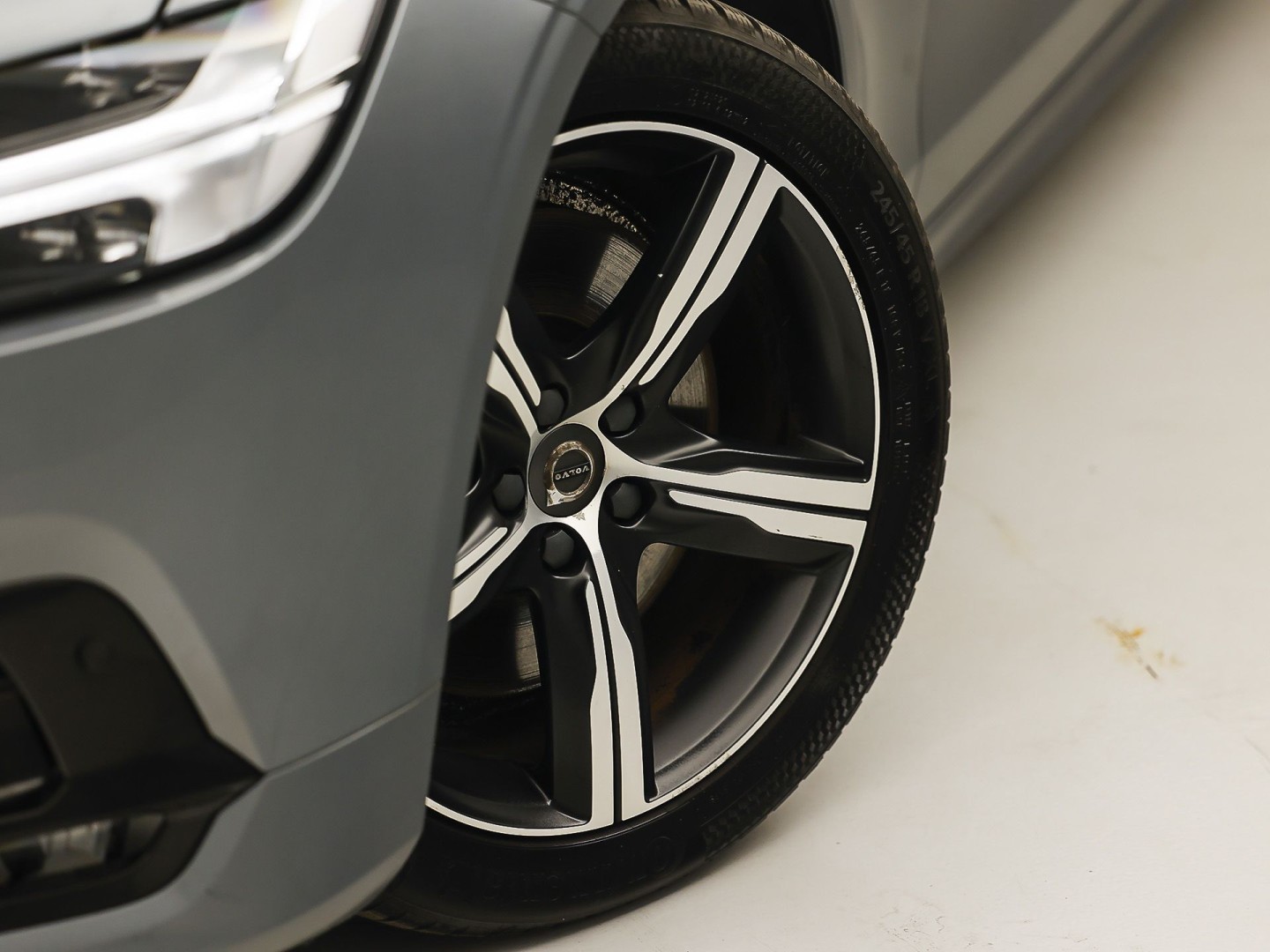 Volvo V90 2.0 T4 R-Design Automaat 190Pk (PANORAMADAK, HARMAN/KARDON, MEMORY SEATS, APPLE CARPLAY, GETINT GLAS, CAMERA, STOELVERWARMING, LEDER, NIEUWE APK, NIEUWSTAAT)