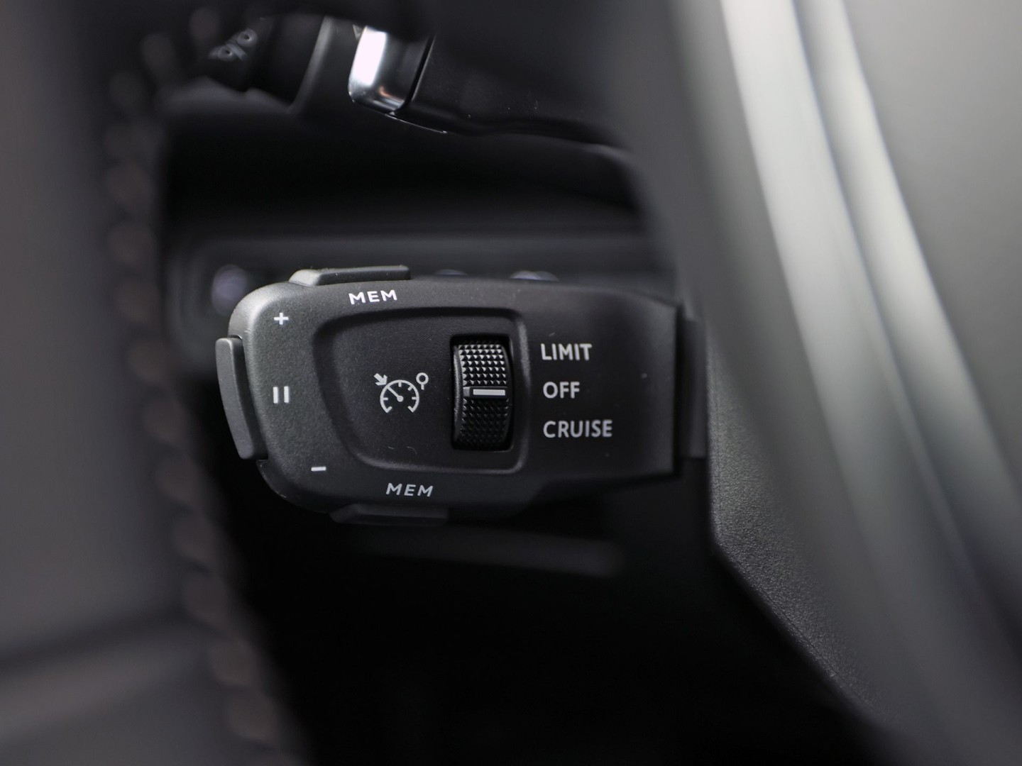 Peugeot 3008 1.6 HYbrid 225 Allure Sport 225Pk Automaat (APPLE CARPLAY, GROOT NAVI, 360 CAMERA, GETINT GLAS, SPORTSTOELEN, LEDER, ZWART HEMEL, LANE ASSIST, NIEUWSTAAT)