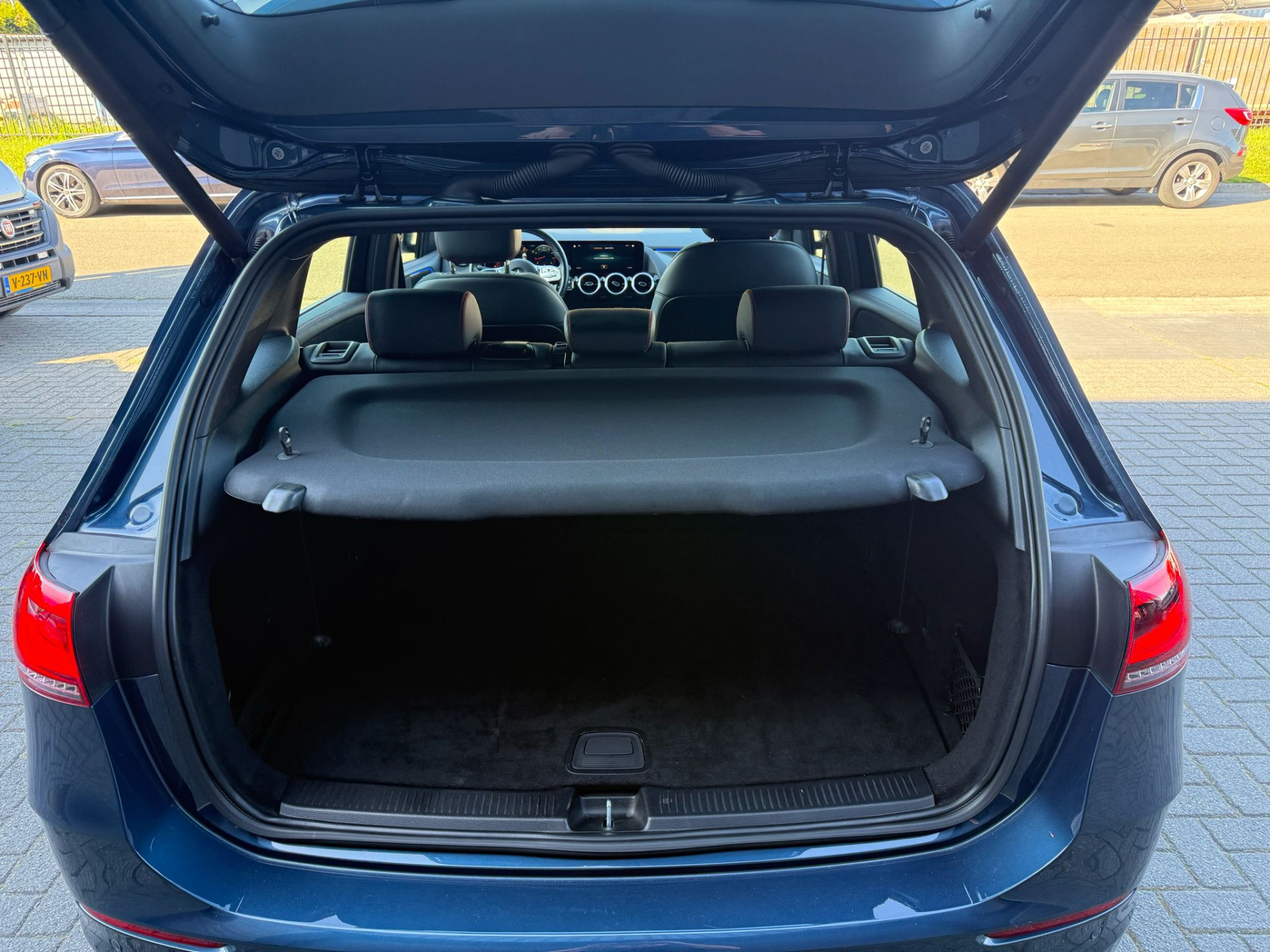 Mercedes-Benz B-klasse 180 Business Solution AMG | 3/6/12MND GARANTIE | AUTOMAAT | LED | CRUISE | CARPLAY | DAB | AIRCO | STOELVERWM. |