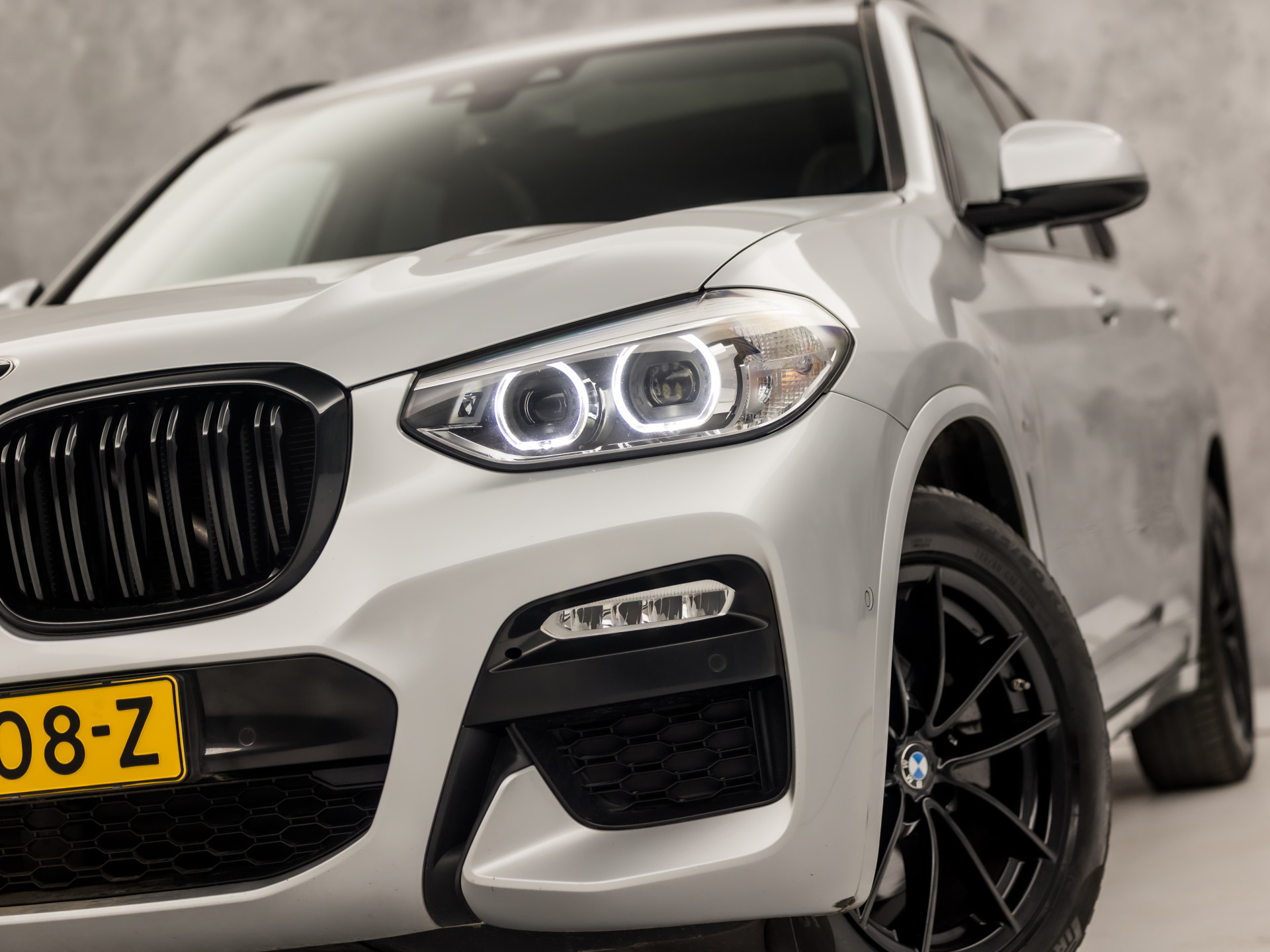 BMW X3 xDrive20i M Sport High Executive (PANORAMADAK, M PAKKET, GROOT NAVI, BRUIN LEDER, STOELVERWARMING, SPORTSTOELEN, CAMERA, ELEK ACHTERKLEP, SFEERVERLICHTING, NIEUWSTAAT)