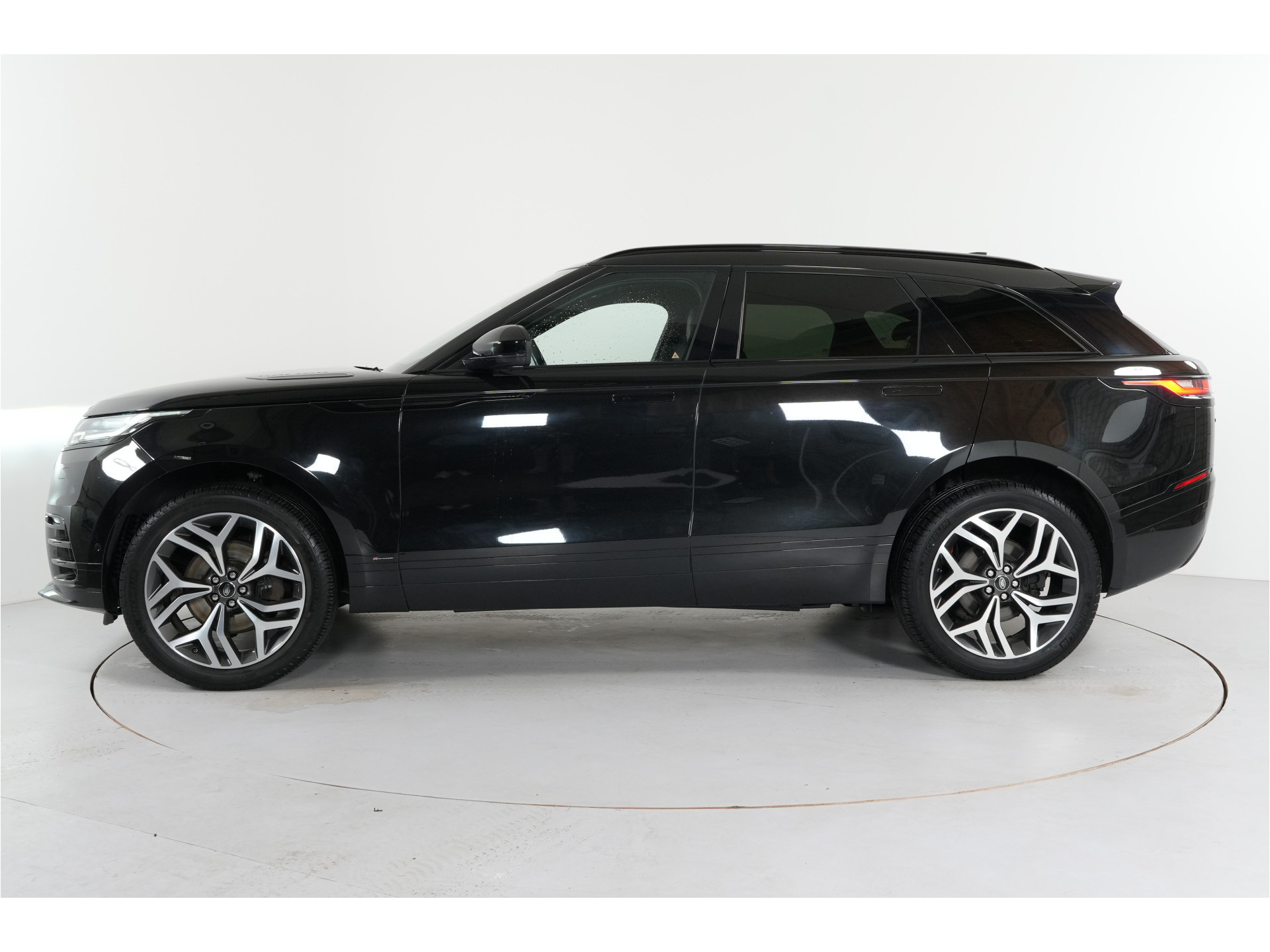 Land Rover Range Rover Velar 2.0 I4 Turbo 300 pk AWD R-Dynamic SE | Pano | Trekhaak | El. Stl. verst. | Massage | Leder | Inparkeer |e | Stl. verw. |