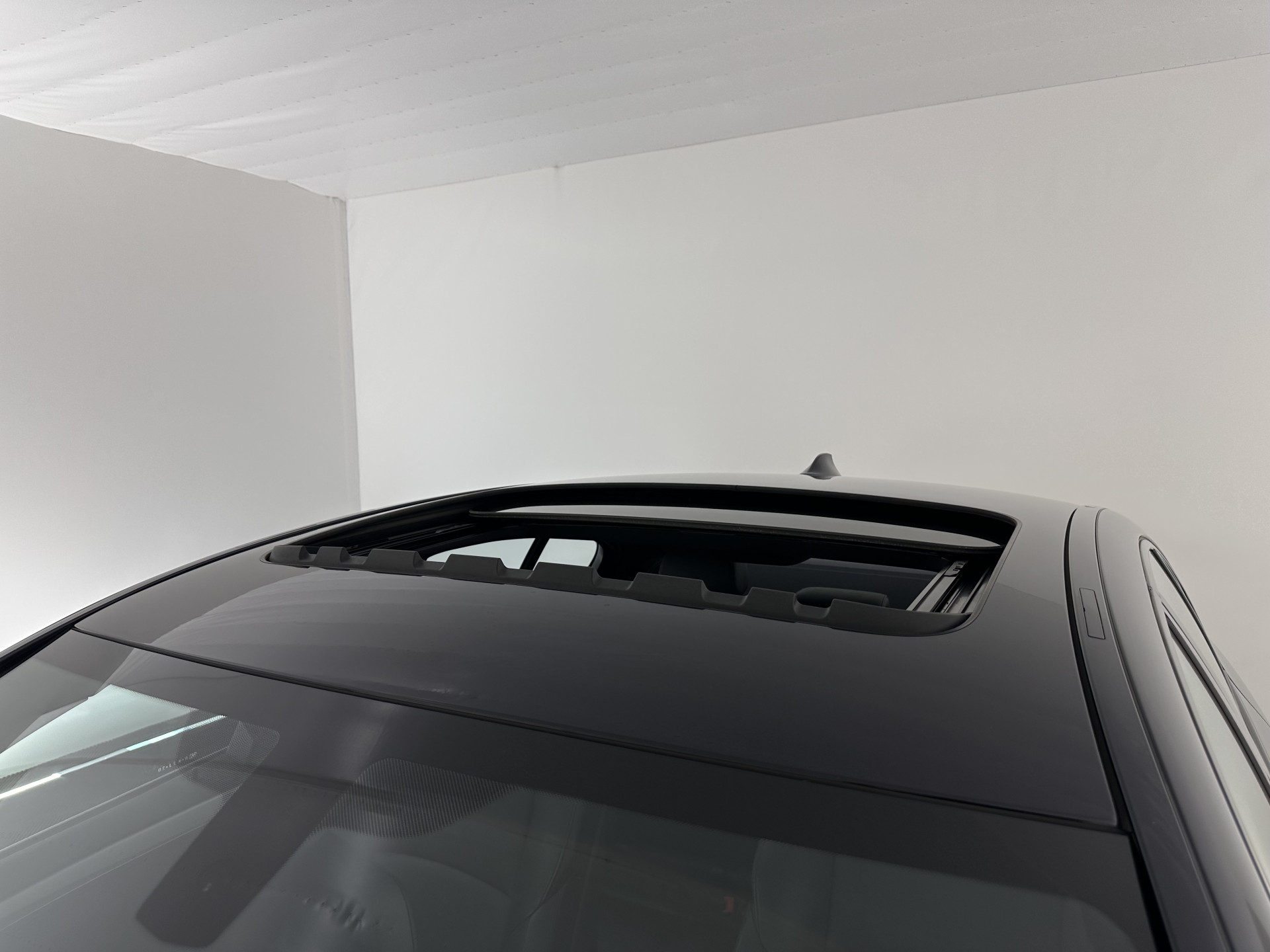 BMW 5-serie 520i M-Sportpack High Executive Aut. *PANO | LEATHER | XENON | HARMAN/KARDON | HEATED-SPORTSEATS | NAVI-FULLMAP | PRIVACY-GLASS | SHIFTPADDLES | ECC | PDC | CRUISE | 18''ALU*