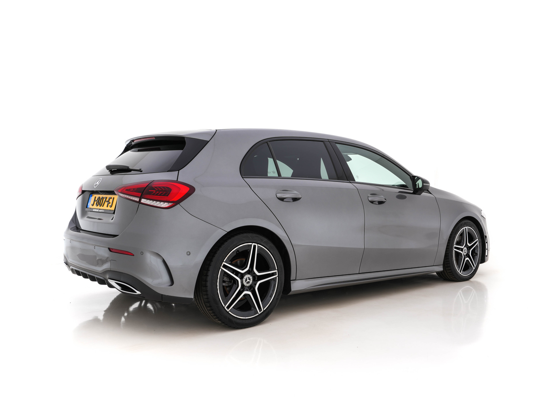 Mercedes-Benz A-klasse 180 AMG-Sport-Pack Business Solution *PANO | WIDESCREEN-DIGI-COCKPIT | FULL-LED | LEATHER-MICROFIBRE | CAMERA | ECC | PDC | CRUISE | HEATED-SPORTSEATS | PRIVACY-GLASS | 18"ALU*