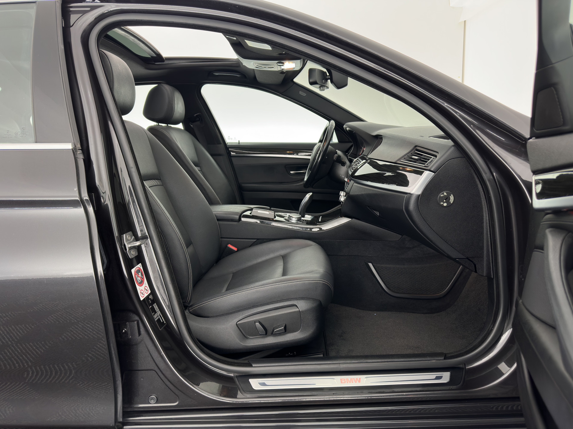 BMW 5-serie 518d Luxury-Line High Executive Aut. *PANO | LUXURY-LEATHER | BI-XENON | NAVI-FULLMAP | HEATED-COMFORTSEATS | HIFI-SOUND | CAMERA | ECC | PDC | CRUISE | 18''ALU*