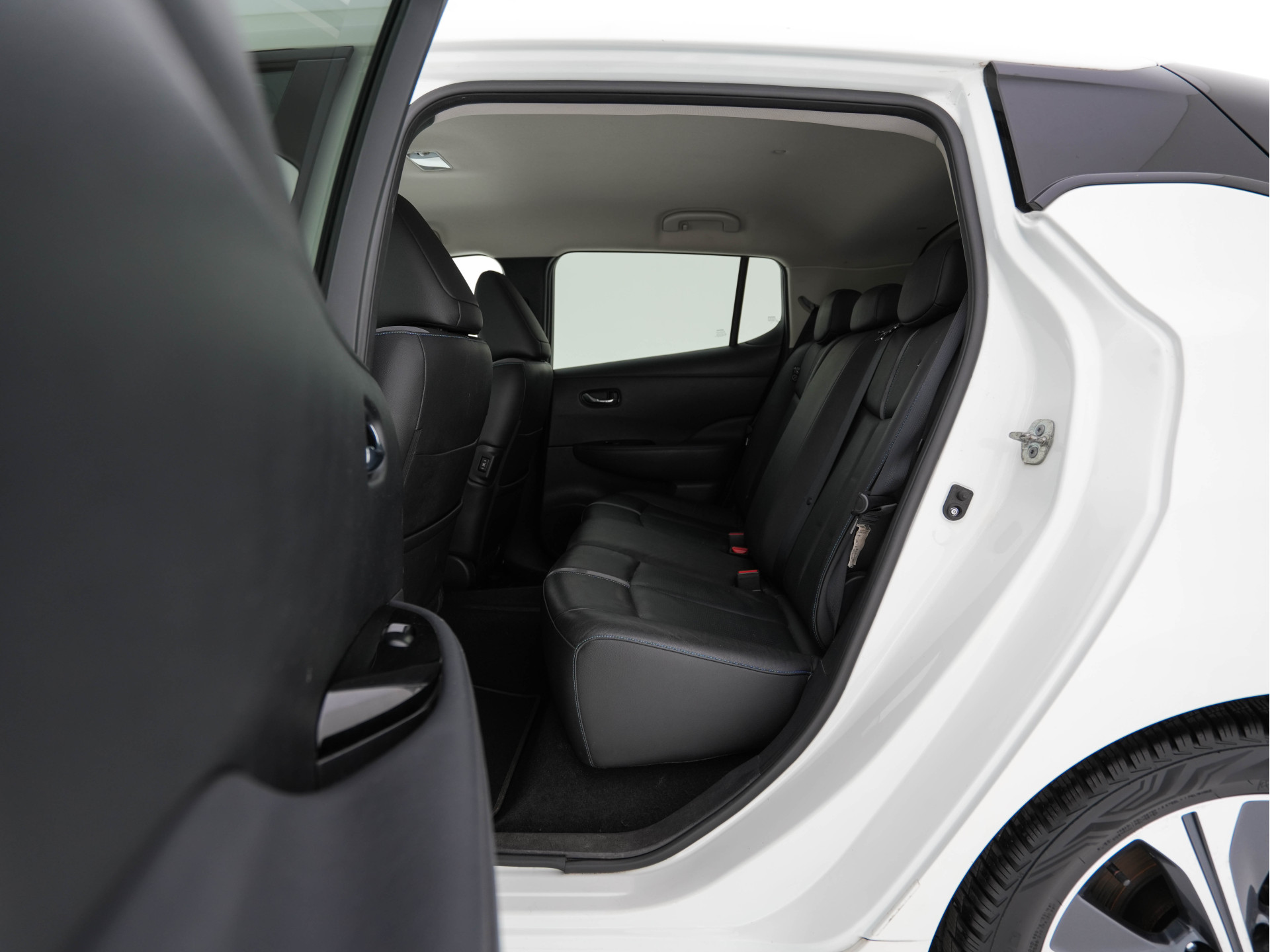 Nissan LEAF Tekna 40 kWh *LUXURY-LEATHER | FULL-LED | KEYLESS | NAVI-FULLMAP | BLIND-SPOT | BOSE-SOUND | DAB+ | HEATED-COMFORTSEATS | DIGI-COCKPIT | PRIVACY-GLASS | TOPVIEW-CAMERA | 17"ALU*