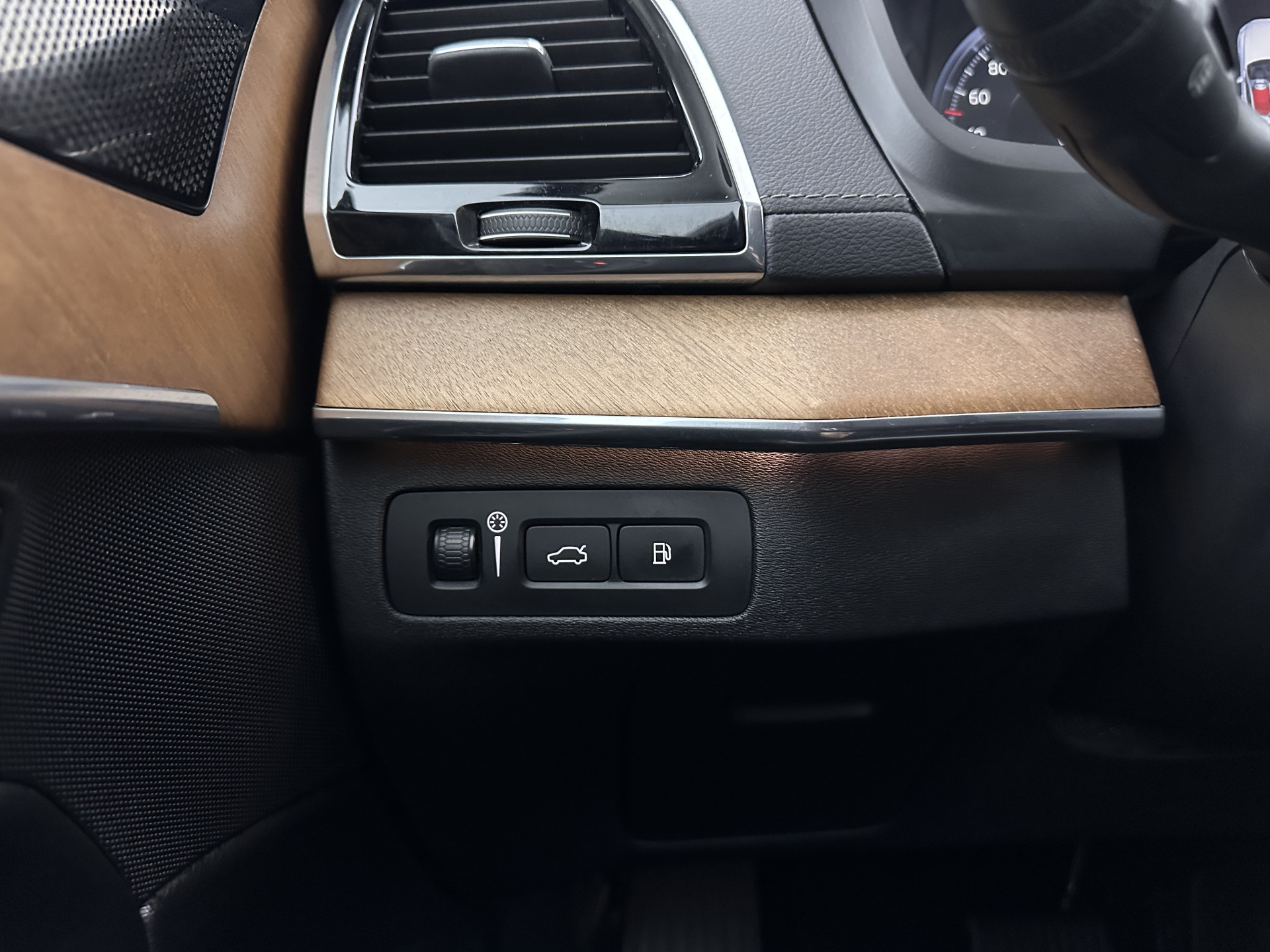 Volvo XC90 2.0 T8 Twin Engine AWD Inscription (7-Pers.) [ Plug-In ] Aut.*PANO | LEATHER | FULL-LED | MEMORY-PACK | DIGI-COCKPIT | HARMAN/KARDON | CAMERA | HEATED-SPORTSEATS | HEAD-UP | LANE-ASSIST | CARPLAY | AIRSUSPENSION | ECC | PDC | CRUISE | TOWBAR |