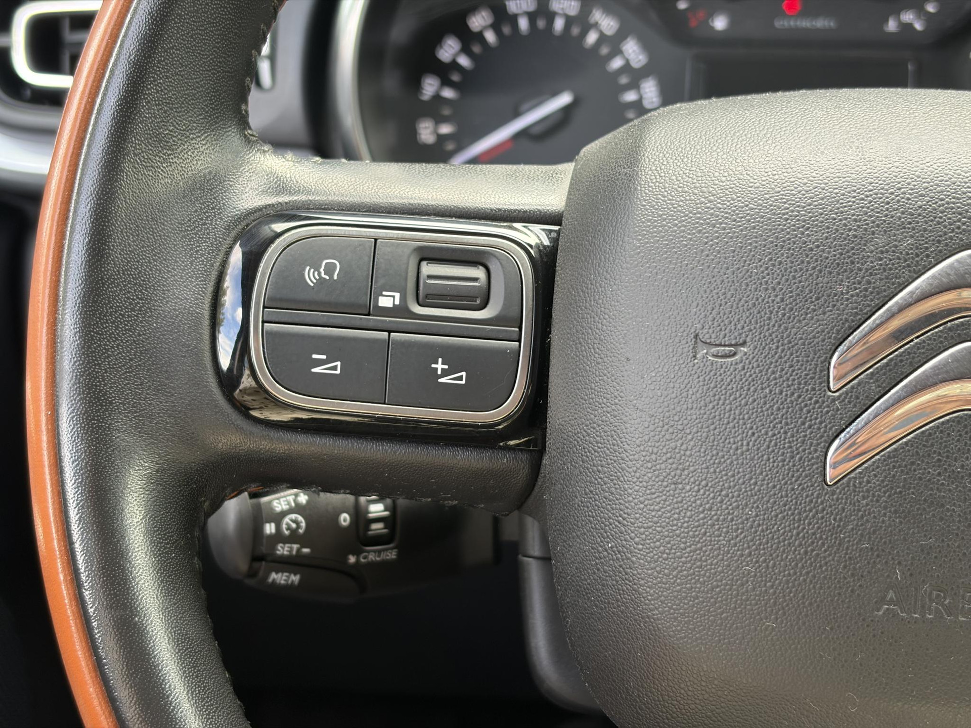 Citroen C3 1.2 PureTech Shine ✓Dealer Onderhouden✓2e Eigenaar✓Carplay✓Camera✓Navi✓Clima✓Cruise✓Pdc V+A✓Keyless✓Halfleder✓Trekhaak✓Rijstrooksensor✓Dodehoeksensor✓17'' Lm velgen✓N.A.P✓Nieuwe Apk bij Aflevering