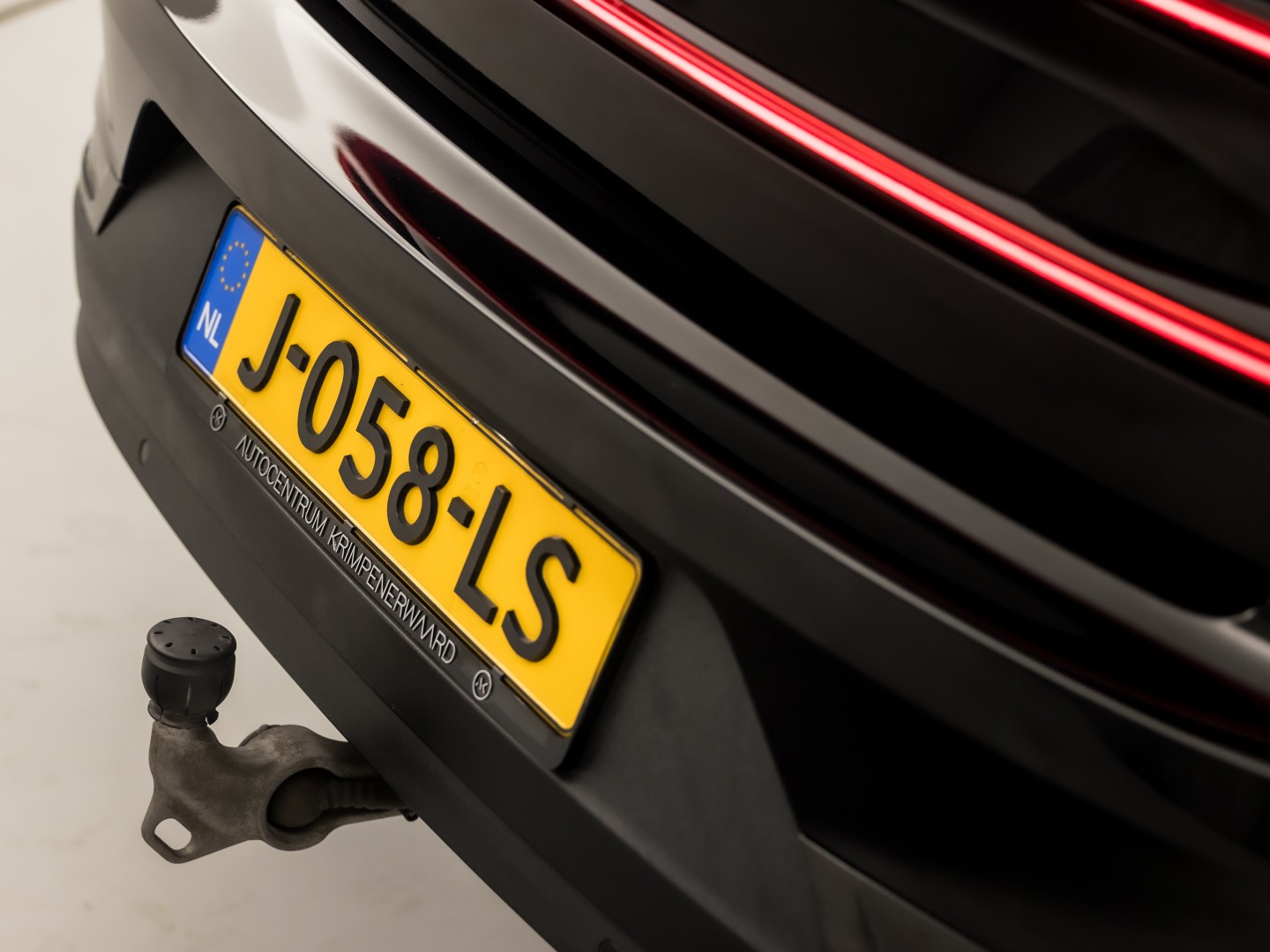 Polestar 2 Long Range Dual Motor Launch Edition 78kWh 408Pk Automaat (PANORAMADAK, HARMAN/KARDON, APPLE CARPLAY, 360 CAMERA, STOELVENTILATIE, MEMORY SEATS, GETINT GLAS, TREKHAAK, ELEK ACHTERKLEP, NIEUWSTAAT)
