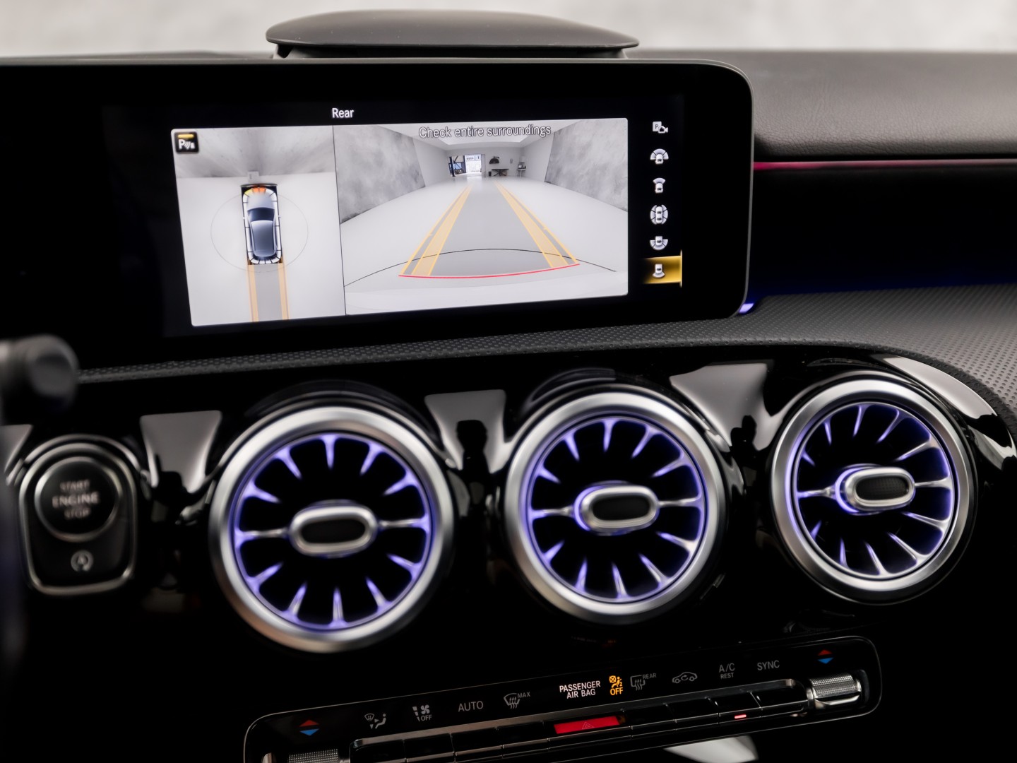 Mercedes-Benz A-Klasse 250 AMG Sport 224Pk Automaat (PANORAMADAK, MEMORY SEATS, 360 CAMERA, BURMESTER, GROOT NAVI, SFEERVERLICHTING, WIDESCREEN, ADAPTIVE CRUISE, NIEUWSTAAT)