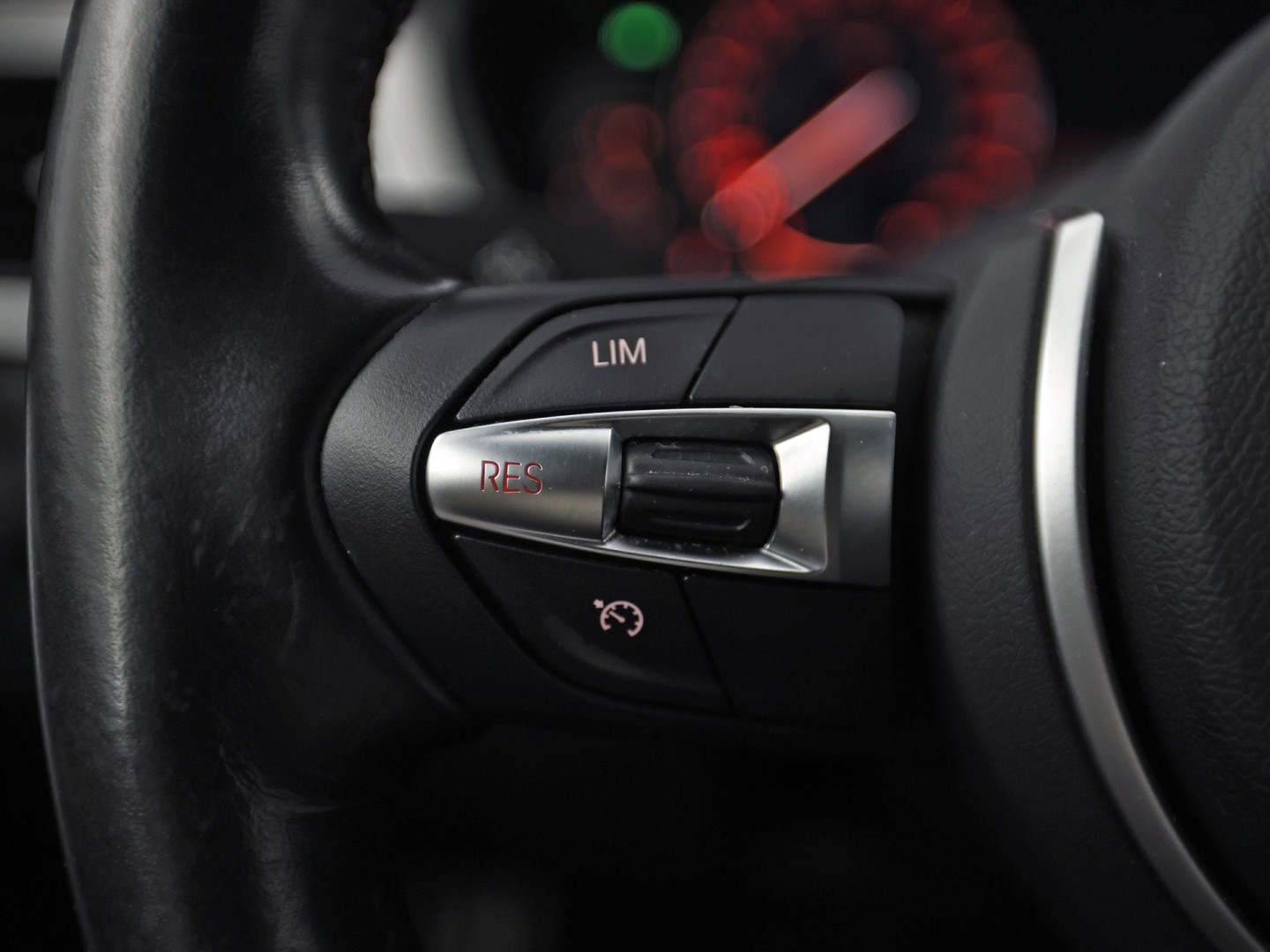 BMW 3 Serie 318i M Sport High Executive Automaat (VIRTUAL COCKPIT, M PAKKET, GROOT NAVI, STOELVERWARMING, SPORT AUTOMAAT, SPORTSTOELEN, TREKHAAK, GETINT GLAS, PARKEERSENSOREN, NIEUWSTAAT)