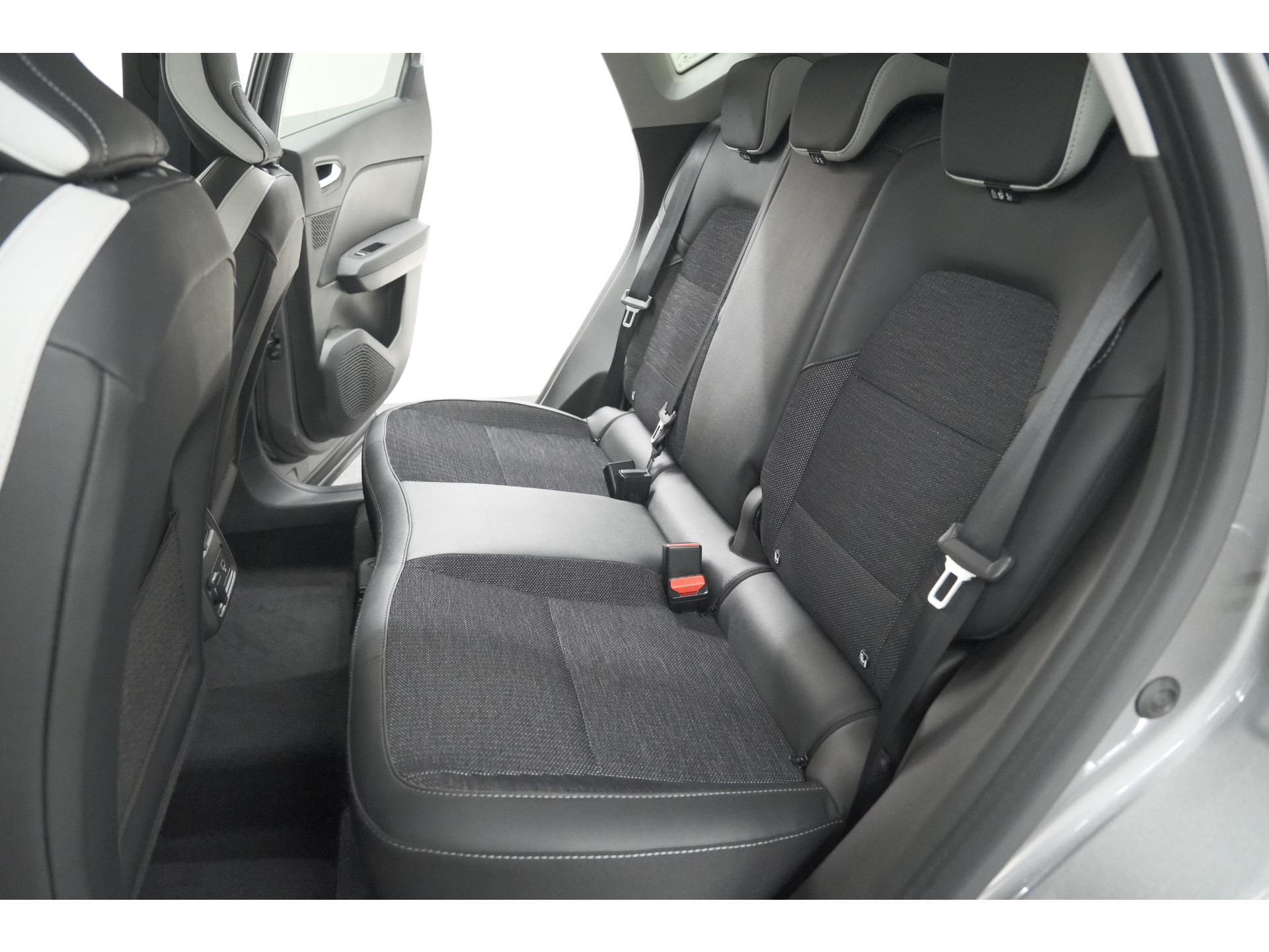 Renault Captur Mild Hybrid 140 EDC Techno | Camera | 9.3 Inch Scherm | Apple Carplay | Parkeersensoren | Allseason Banden | Stoelverwarming