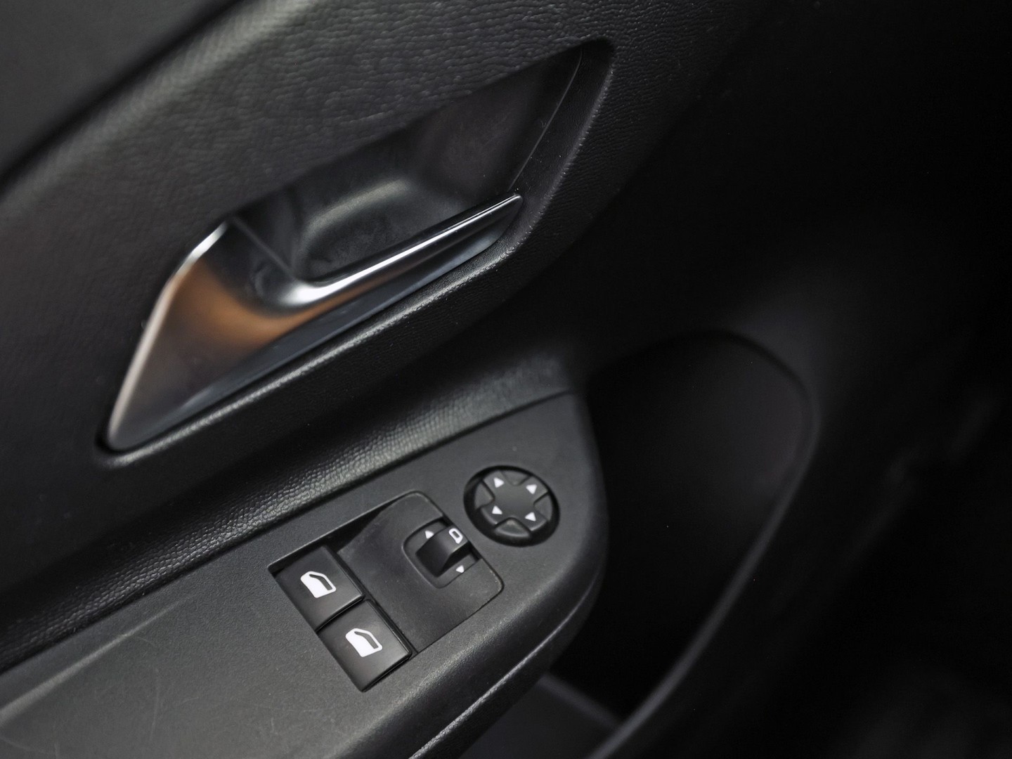 Opel Corsa 1.2 Sport (APPLE CARPLAY, GROOT NAVI, CRUISE, LM VELGEN, SPORTSTOELEN, LANE ASSIST, NIEUWSTAAT)
