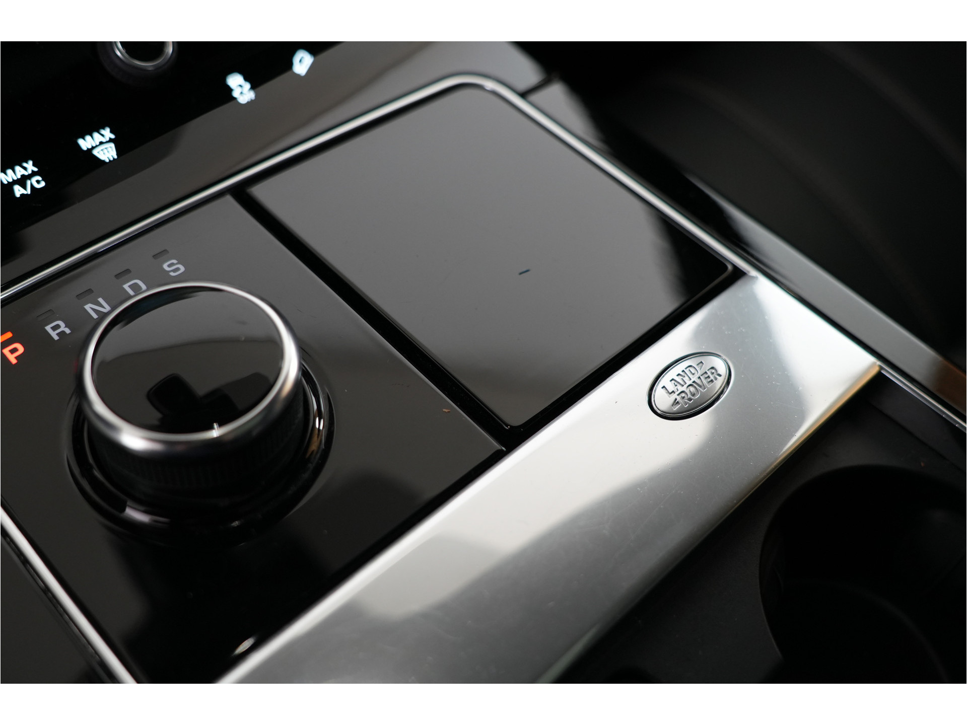 Land Rover Range Rover Velar 2.0 I4 Turbo 300 pk AWD R-Dynamic SE | Pano | Trekhaak | El. Stl. verst. | Massage | Leder | Inparkeer |e | Stl. verw. |