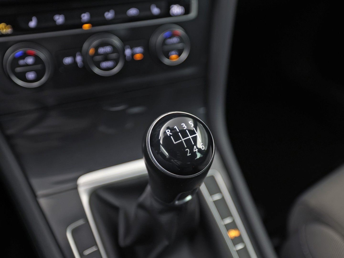Volkswagen Golf 1.5 TSI Sportline (APPLE CARPLAY, GROOT NAVI, CLIMATE, STOELVERWARMING, SPORTSTOELEN, LED KOPLAMPEN, PARKEERSENSOREN, ADAPTIVE CRUISE, NIEUWSTAAT)