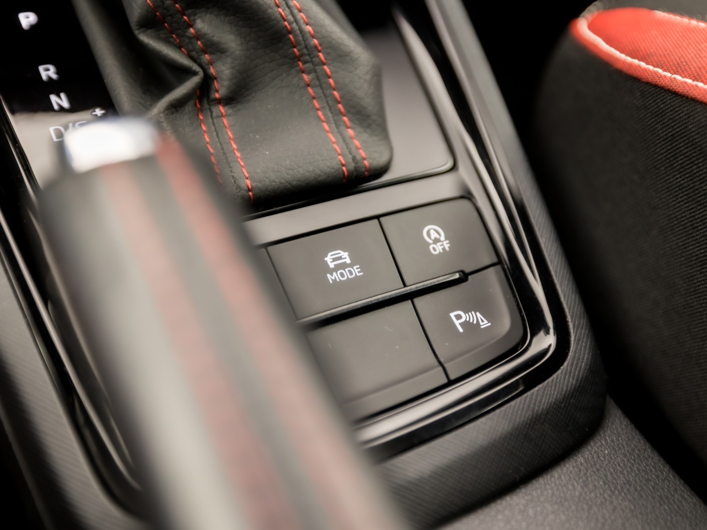 Škoda Kamiq 1.0 TSI Monte Carlo Automaat (PANORAMADAK, VIRTUAL COCKPIT, KUIPSTOELEN, APPLE CARPLAY, CAMERA, GETINT GLAS, ADAPTIVE CRUISE, KEYLESS, NIEUWSTAAT)
