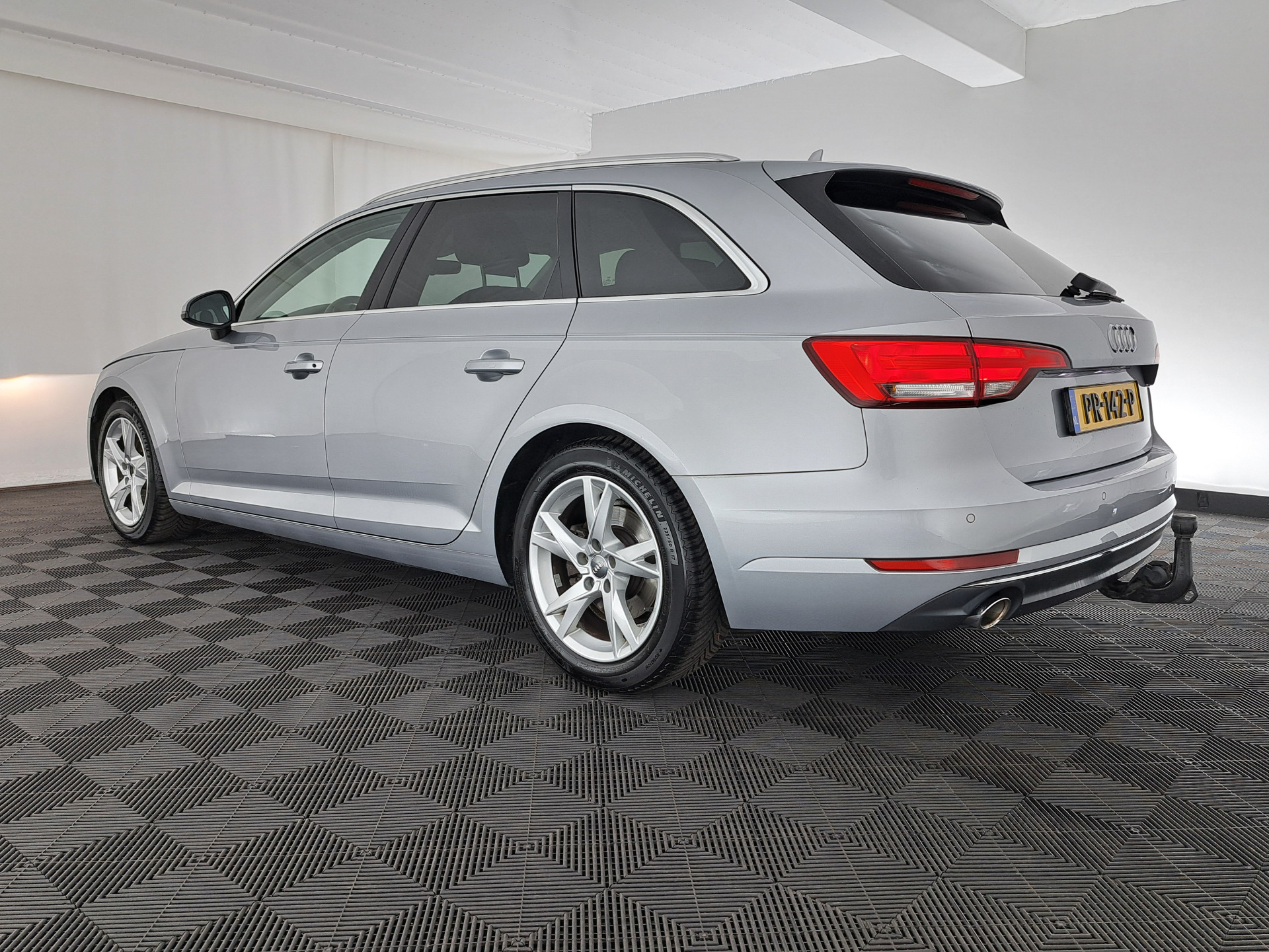 Audi A4 Avant 2.0 TDI Ultra Sport Pro Line S (INCL-BTW) Aut. *DIGI-COCKPIT | FULL-LED | NAVI-FULLMAP | HEATED-SPORTSEATS | ECC | KEYLESS | SHIFTPADDLES | CRUISE | TOWBAR | 17"ALU*