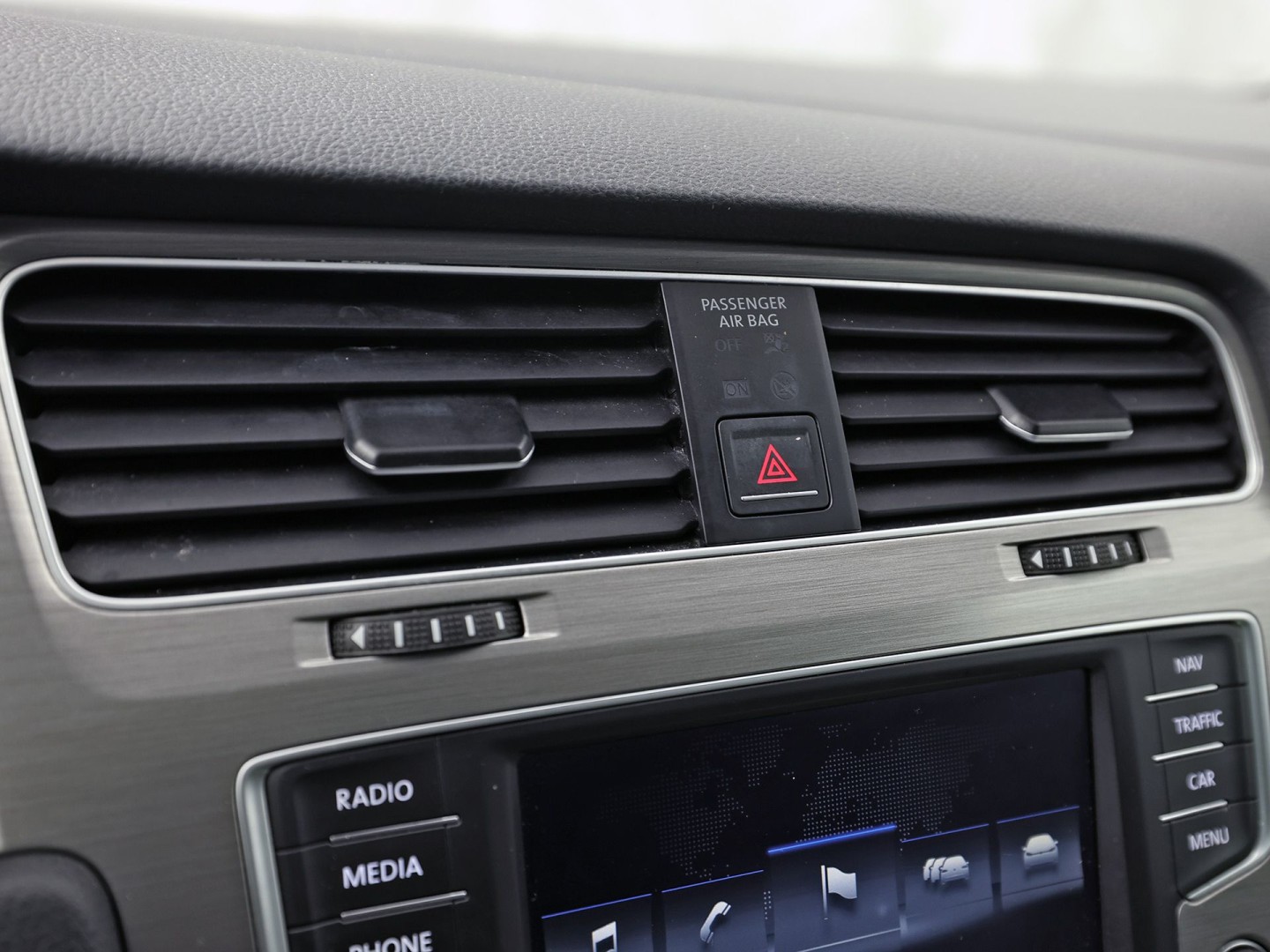 Volkswagen Golf 1.0 TSI Sportline Automaat (APPLE CARPLAY, NAVIGATIE, CAMERA, CLIMATE, SPORTSTOELEN, GETINT GLAS, LM VELGEN, CRUISE, NIEUWSTAAT)