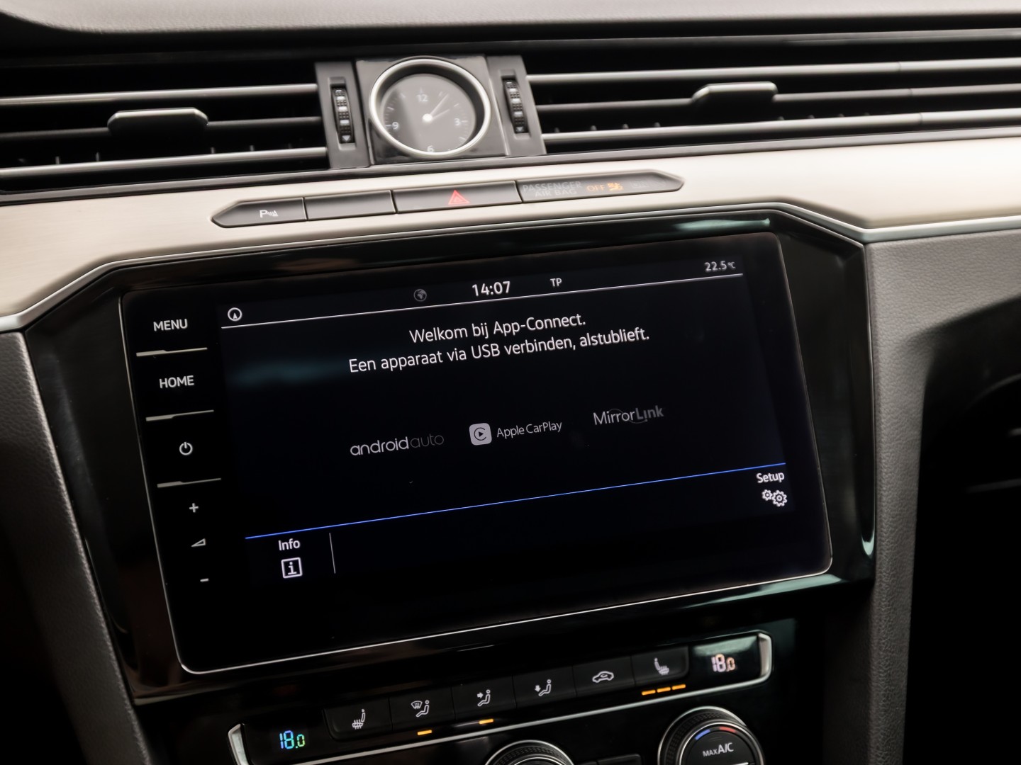 Volkswagen Passat Variant 1.4 TSI ACT Highline R 150Pk Automaat (VIRTUAL COCKPIT, APPLE CARPLAY, BLACK PACK, CAMERA, STOELVERWARMING, LEDER/ALCANTARA, GETINT GLAS, KEYLESS, ADAPTIVE CRUISE, NIEUWSTAAT)