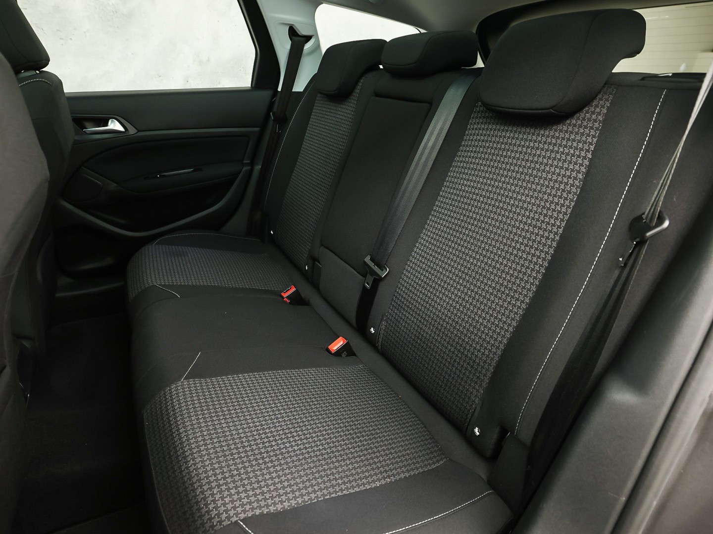 Peugeot 308 SW 1.2 PureTech Sport (PANORAMADAK, APPLE CARPLAY, GROOT NAVI, TREKHAAK, GETINT GLAS, SPORTSTOELEN, PARKEERSENSOREN, CRUISE, NIEUWSTAAT)