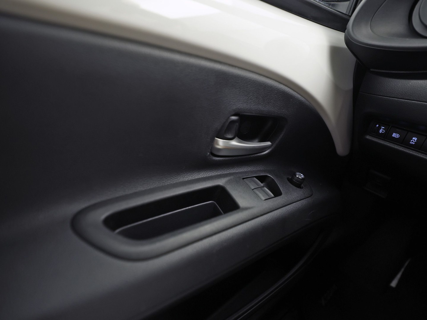 Toyota Aygo 1.0 VVT-i MT Play (APPLE CARPLAY, NAVIGATIE, ADAPTIVE CRUISE, SPORTSTOELEN, LANE ASSIST, CAMERA, NIEUWSTAAT)
