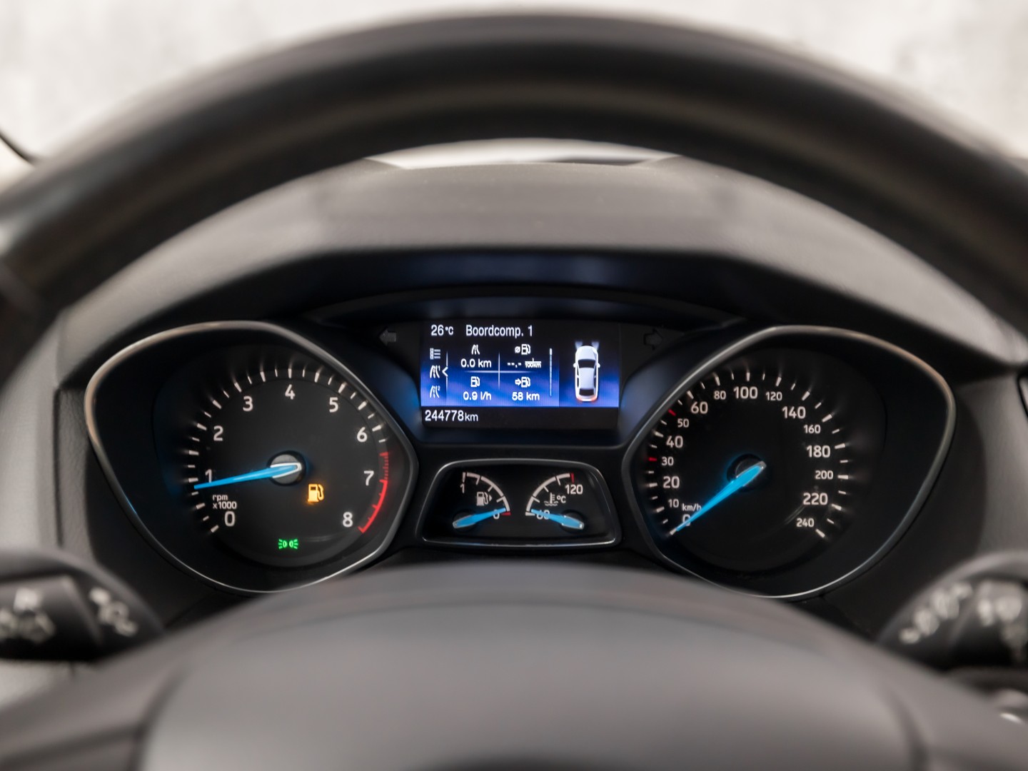 Ford Focus Wagon 1.0 Titanium Sport (APPLE CARPLAY, NAVIGATIE, CLIMATE, GETINT GLAS, SPORTSTOELEN, KEYLESS, PARKEERSENSOREN, NIEUWE APK, NIEUWSTAAT)