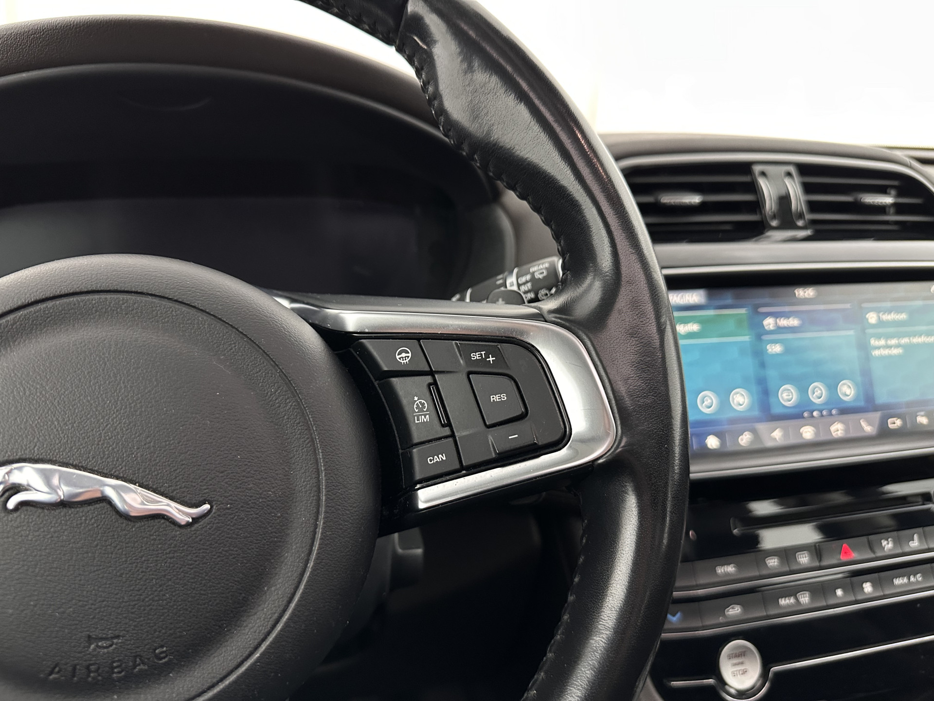 Jaguar F-PACE 3.0d First Edition AWD (INCL-BTW) Aut. *PANO | LEATHER | XENON | MEMORY-PACK | DIGI-COCKPIT | MERIDIAN-SOUND | NAVI-FULLMAP | CAMERA | HEATED-COMFORTSEATS | AMBIENTLIGHT | SHIFTPADDLES | ECC | PDC | CRUISE | TOWBAR