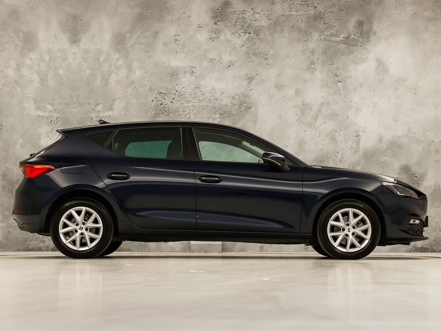 SEAT Leon 1.0 eTSI Intense Sport Automaat (VIRTUAL COCKPIT, APPLE CARPLAY, GROOT NAVI, CAMERA, SPORTSTOELEN, KEYLESS, ADAPTIVE CRUISE, NIEUWSTAAT)