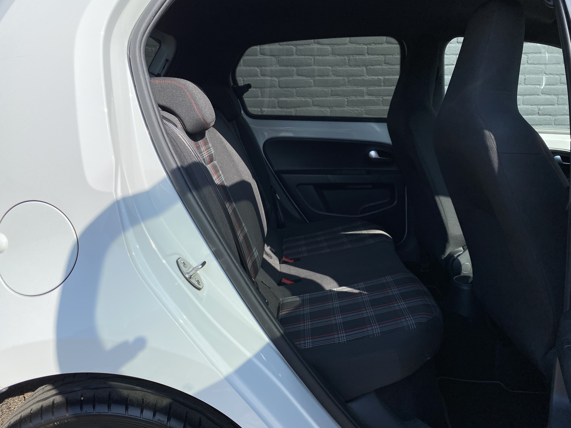 Volkswagen Up! 1.0 TSI GTI 116 pk | 17 inch lichtmetaal | stoelverwarming | climate control | zwart dak-spiegels | NL auto