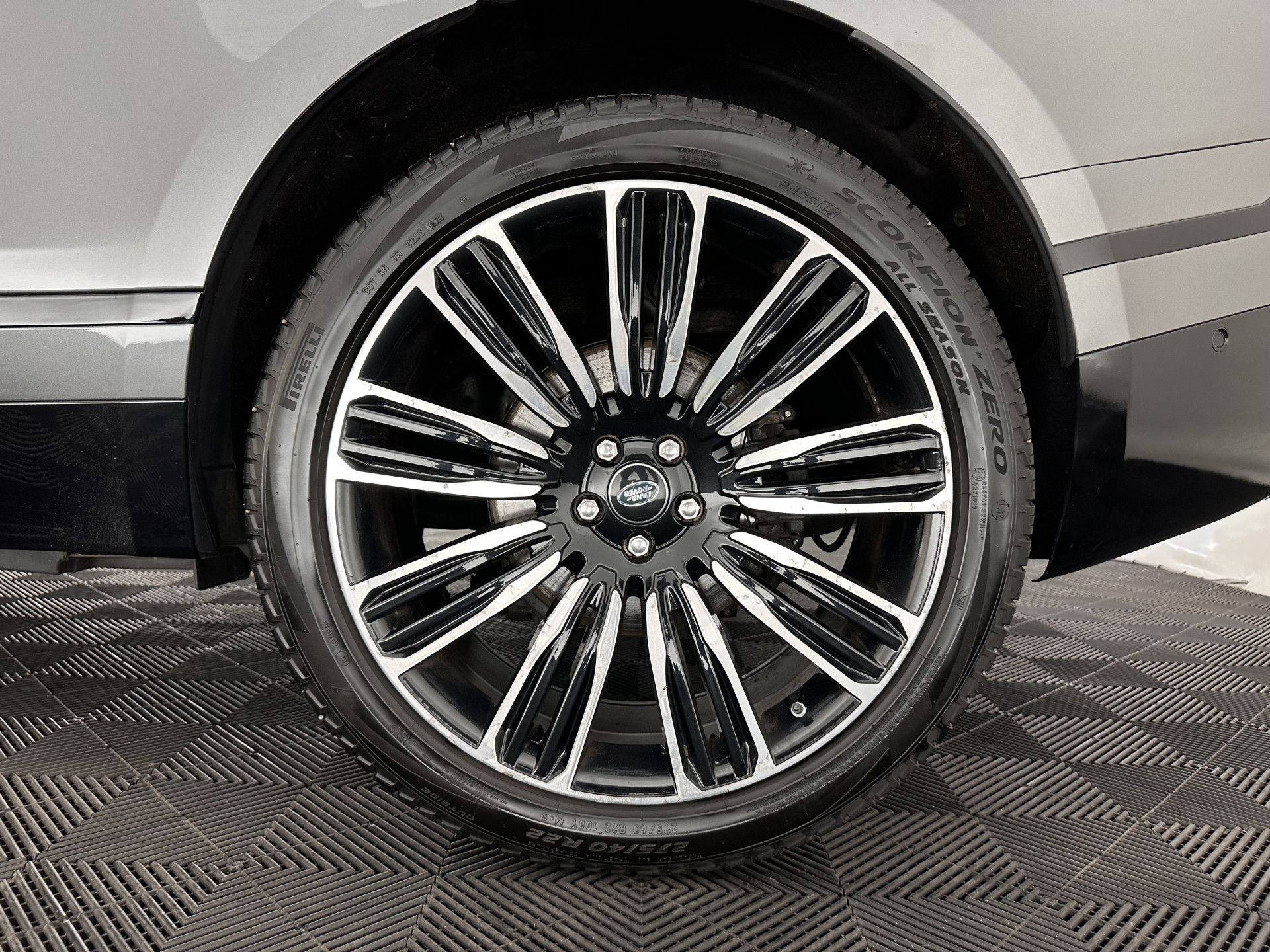 Land Rover Range Rover Velar 2.0 P300 Turbo AWD R-Dynamic HSE Aut. *PANO | HEAD-UP | LEATHER | MATRIX-LED | MEMORY-PACK | BLINDSPOT | MERIDIAN-SURROUND | DIGI-COCKPIT | CAMERA | KEYLESS | HEATED-COMFORTSEATS | PRIVACYGLASS | SHIFTPADDLES | TOWBAR | 22"A