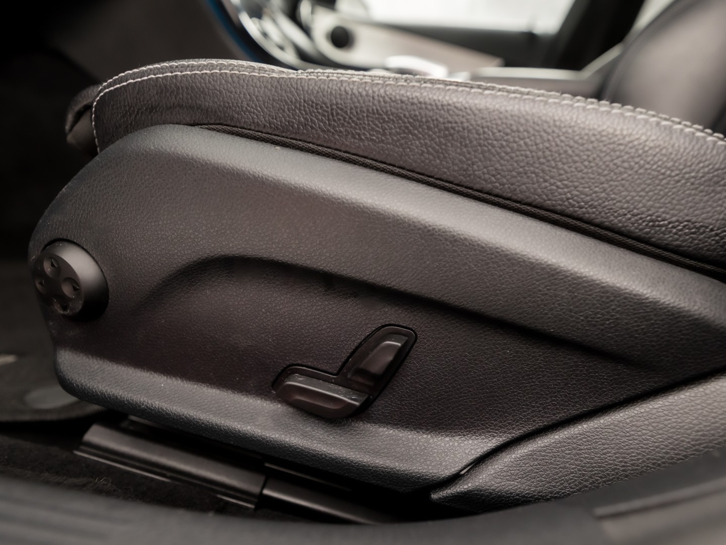 Mercedes-Benz C-Klasse 180 AMG Sport 156Pk Automaat (PANORAMADAK, NAVIGATIE, LEDER, ELEK SPORTSTOELEN, STOELVERWARMING, ELEK ACHTERKLEP, GETINT GLAS, ZWART HEMEL, NIEUWSTAAT)
